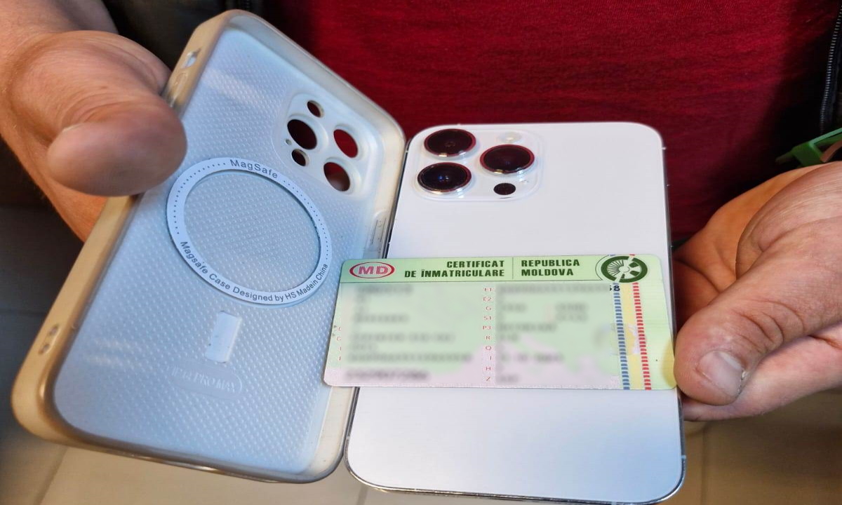 Tânăr prins cu nereguli la vamă: CE ascundea în husa telefonului