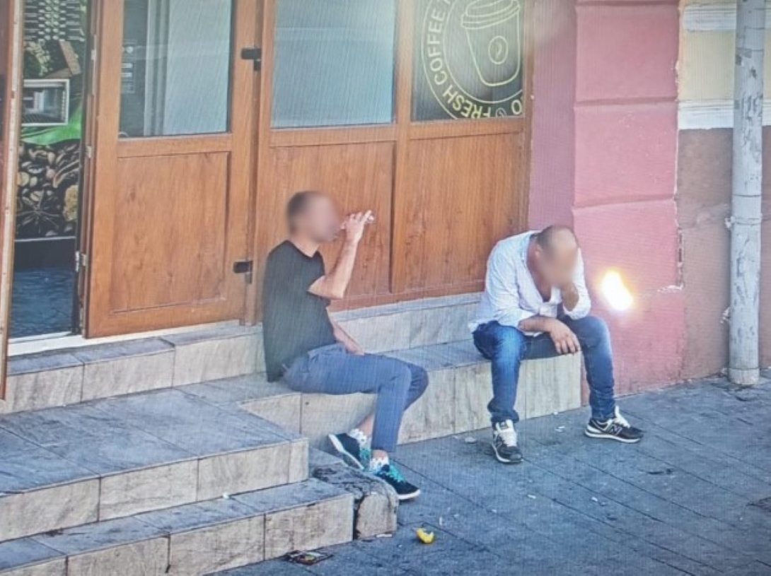 Doi botoșăneni surprinși cu „sticla la gură” pe camerele video din oraș