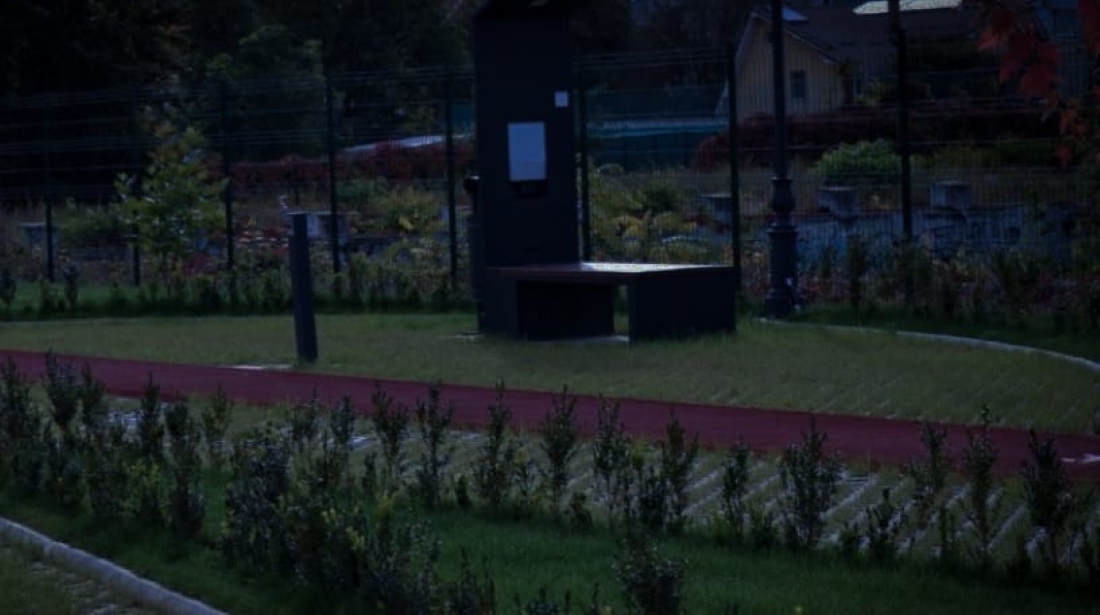 Tineri puși pe furat în miez de noapte, bănci inteligente distruse într-un parc