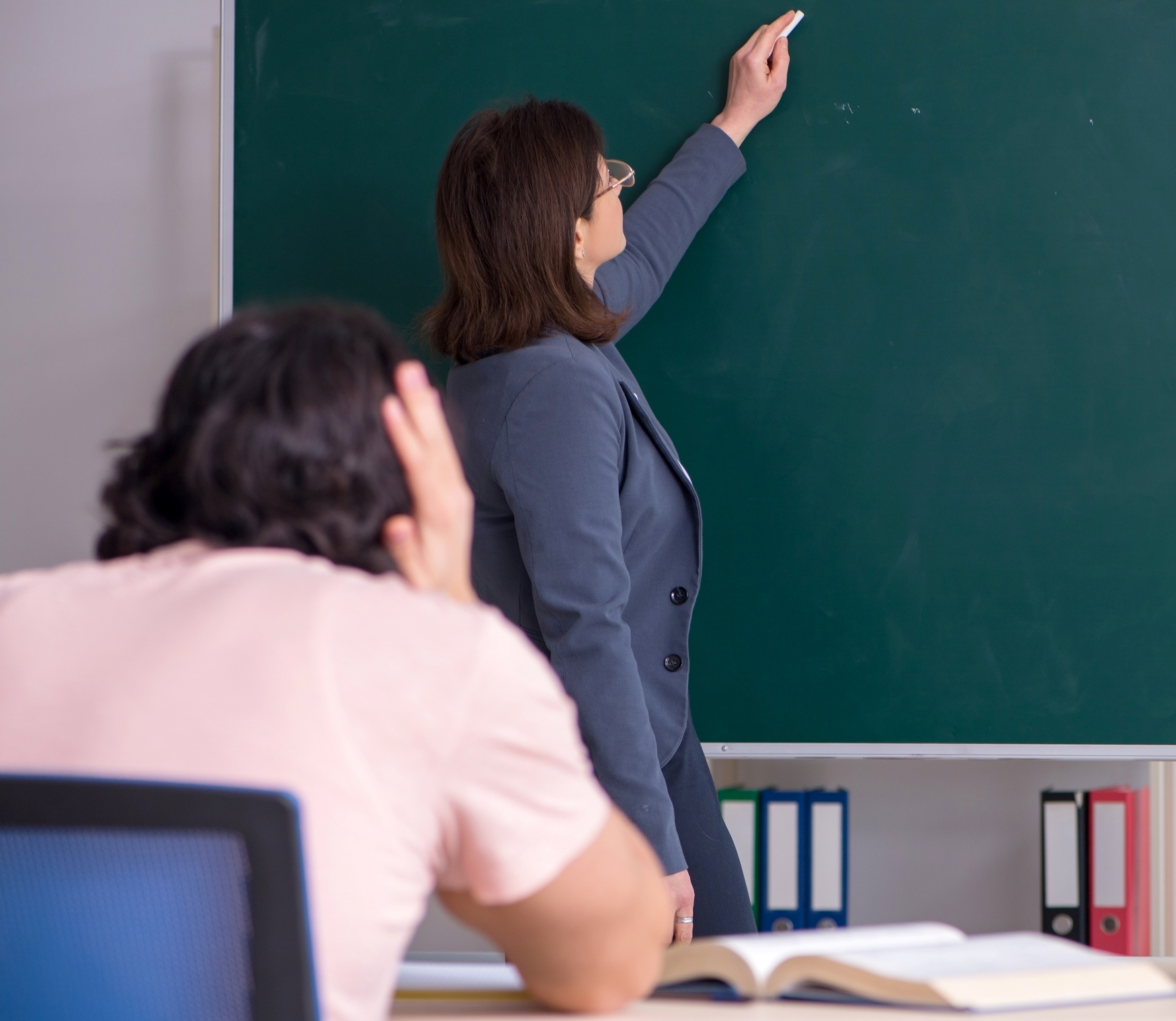 O șefă dintr-o primărie a predat o mulțime de ani la școală în baza unei diplome false obținute de la o facultate fantomă din Botoșani