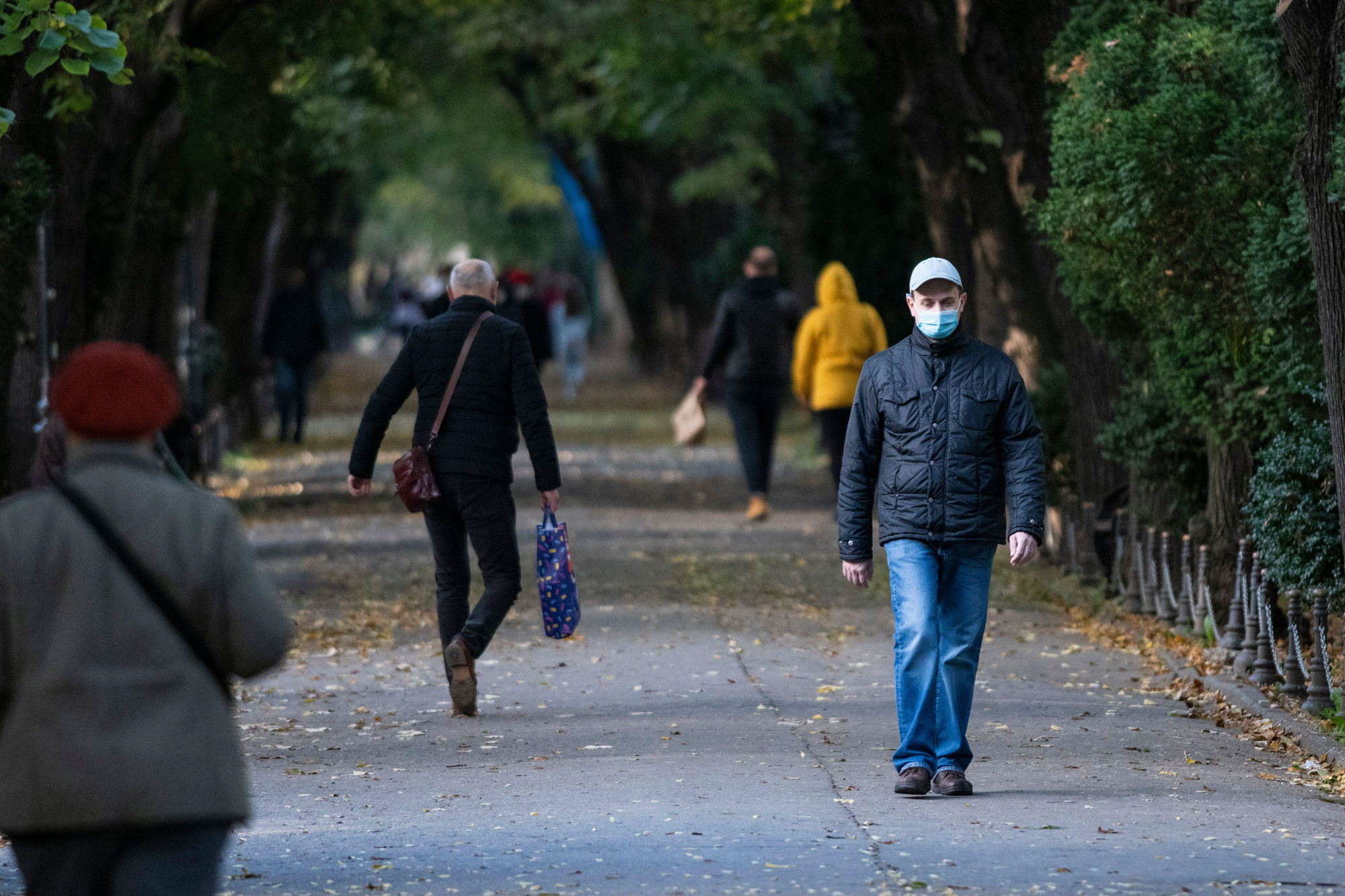 Creștere alarmantă a cazurilor de COVID-19 în România și Europa: Care sunt noile simptome?