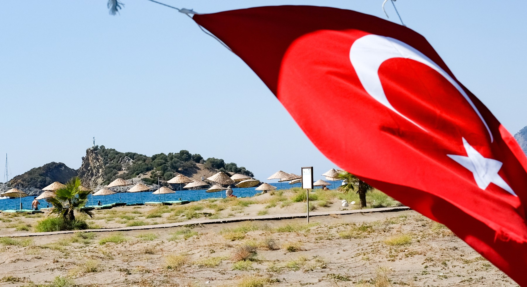 Un turist a fost arestat în Alanya după ce a scuipat pe steagul Turciei