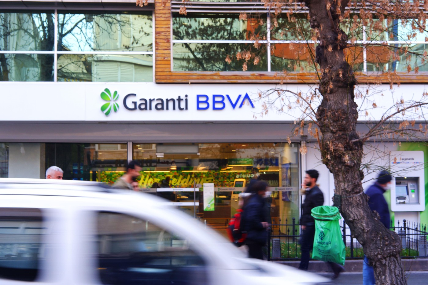 Raiffeisen Bank preia Garanti BBVA România: Ce se întâmplă cu clienții