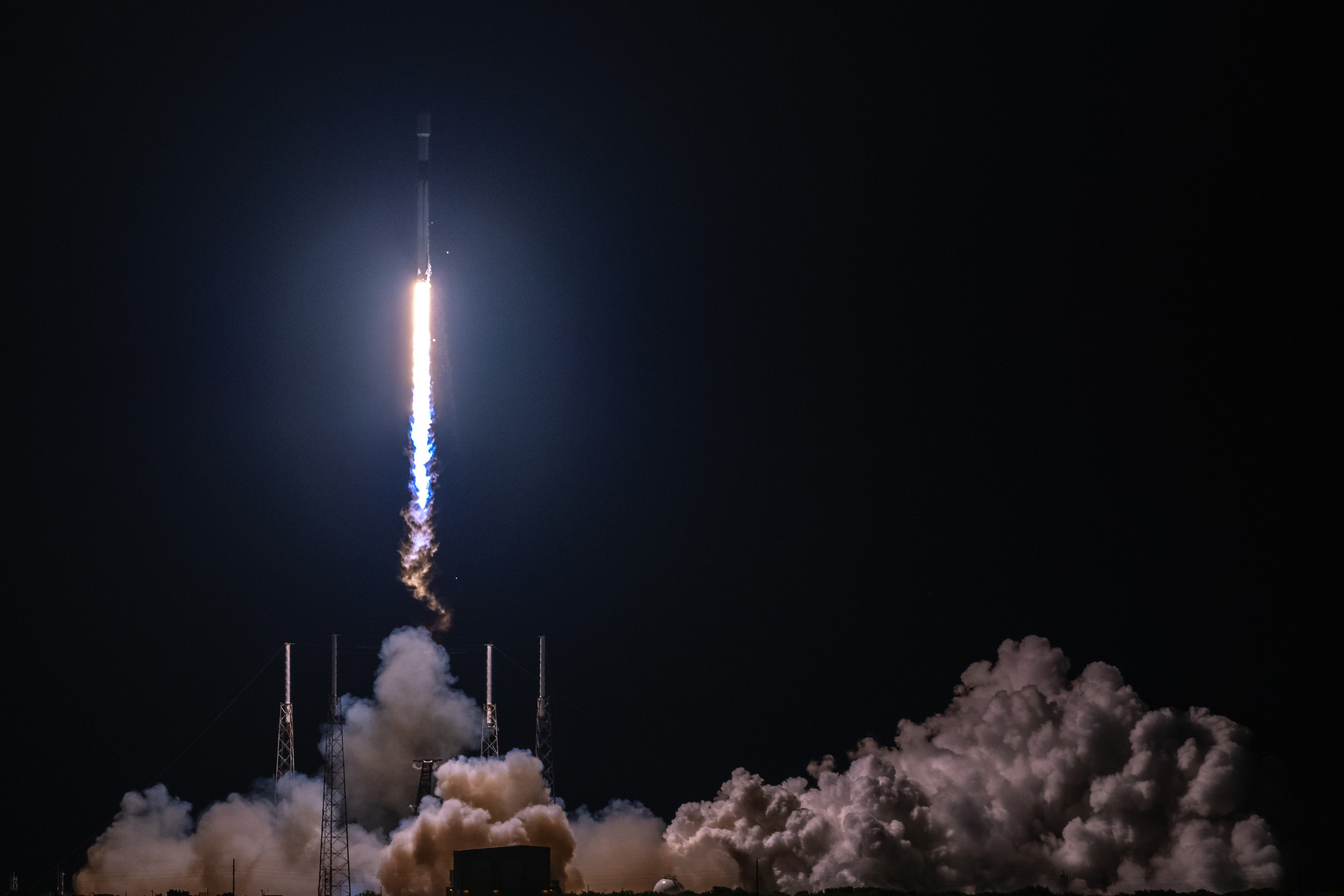 Amazon, achiziție de 11,5 miliarde de dolari: Compania telecom Globalstar, preluată pentru a concura SpaceX