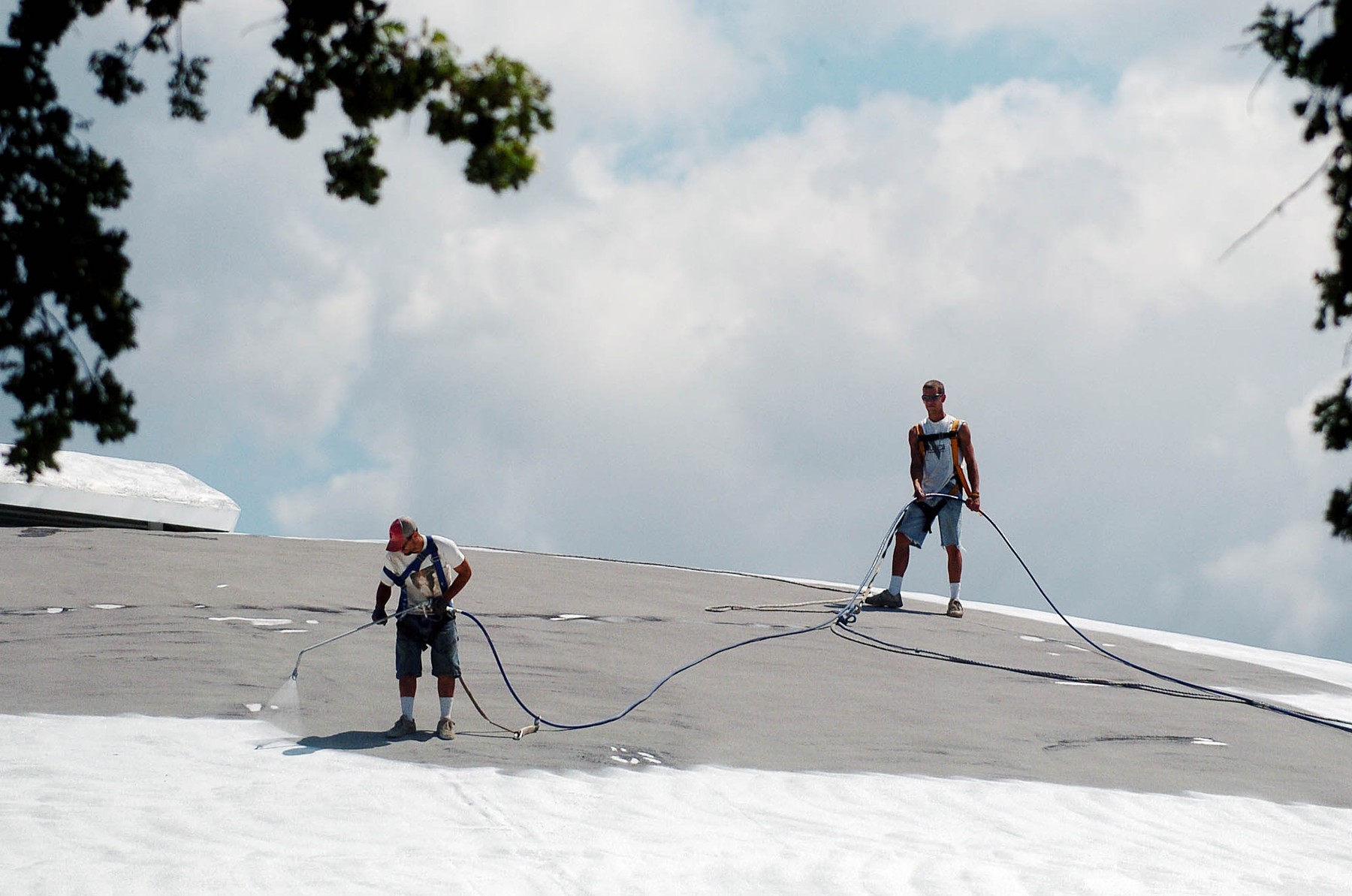 Vopsea revoluționară pentru acoperișuri: Reduce temperatura cu 6 grade și produce apă