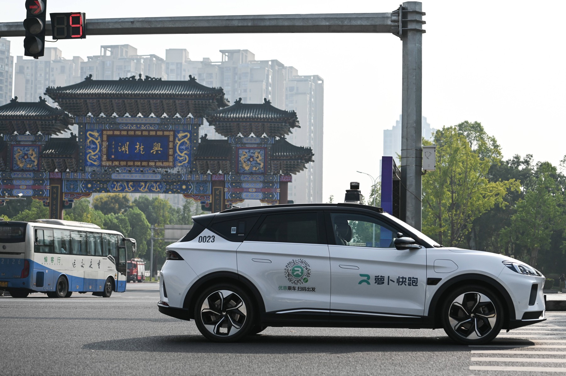Haos în China: Zeci de robotaxiuri, blocate pe drum din cauza unei defecțiuni de sistem