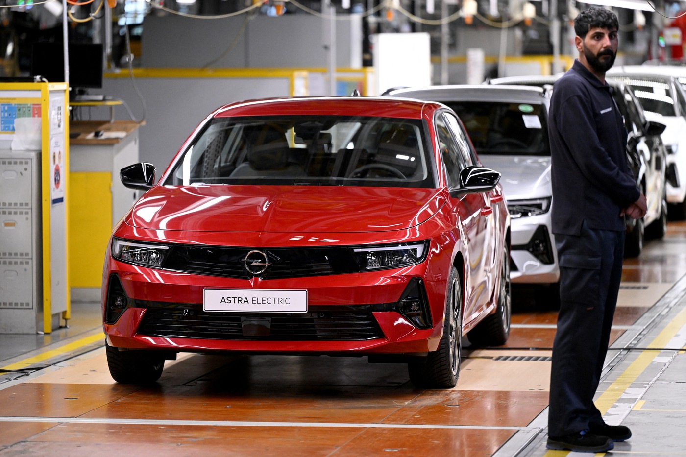 Opel renunță la planul de a vinde doar mașini electrice din 2028