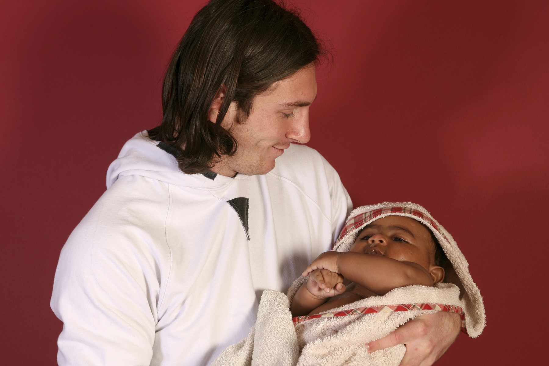 Messi, prima reacție la fotografia virală în care îl ține în brațe pe bebelușul Yamal