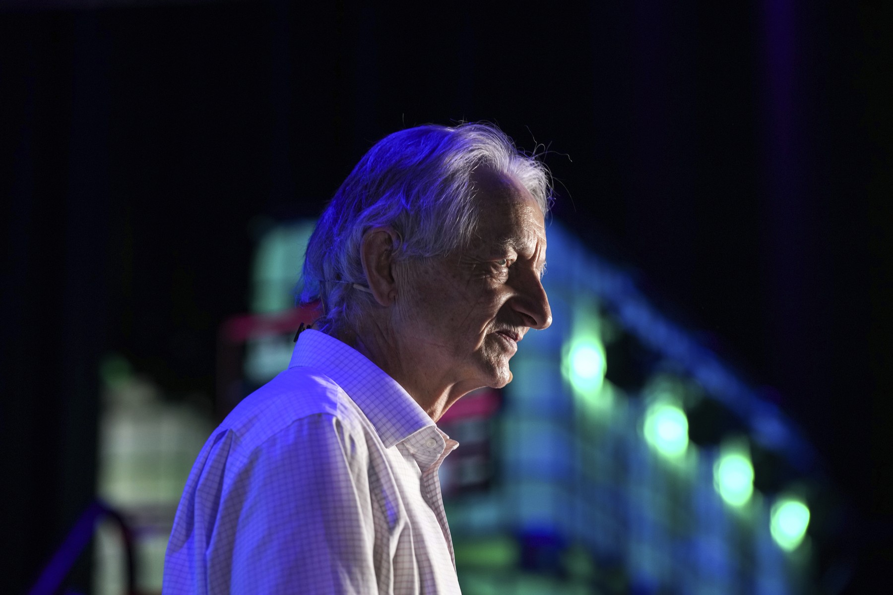 „Nașul AI” avertizează: Gigantii tech, obligați să înlocuiască munca umană cu inteligența artificială pentru profit