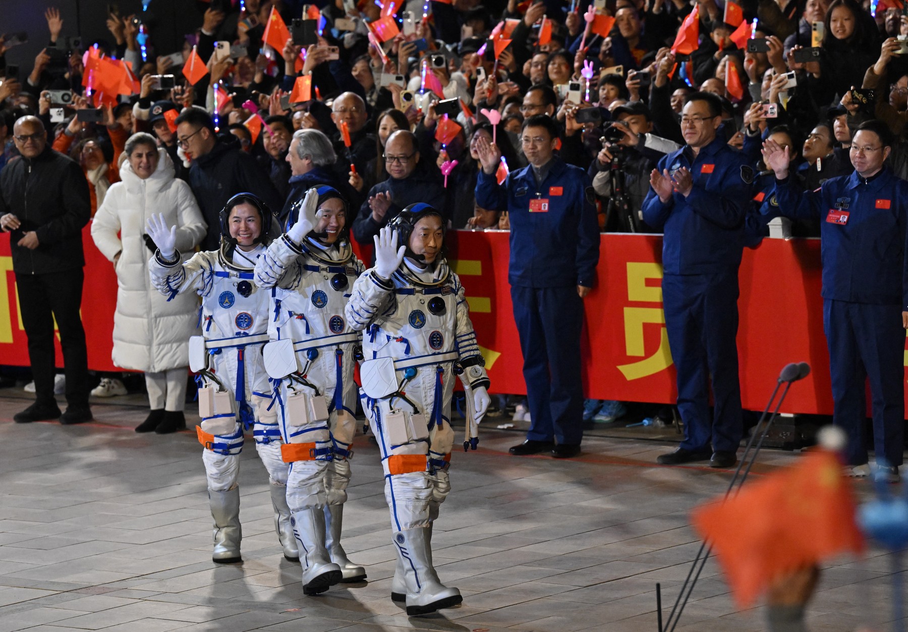 China se pregătește să trimită în spațiu pentru prima oară un astronaut străin, ales din zeci de candidați