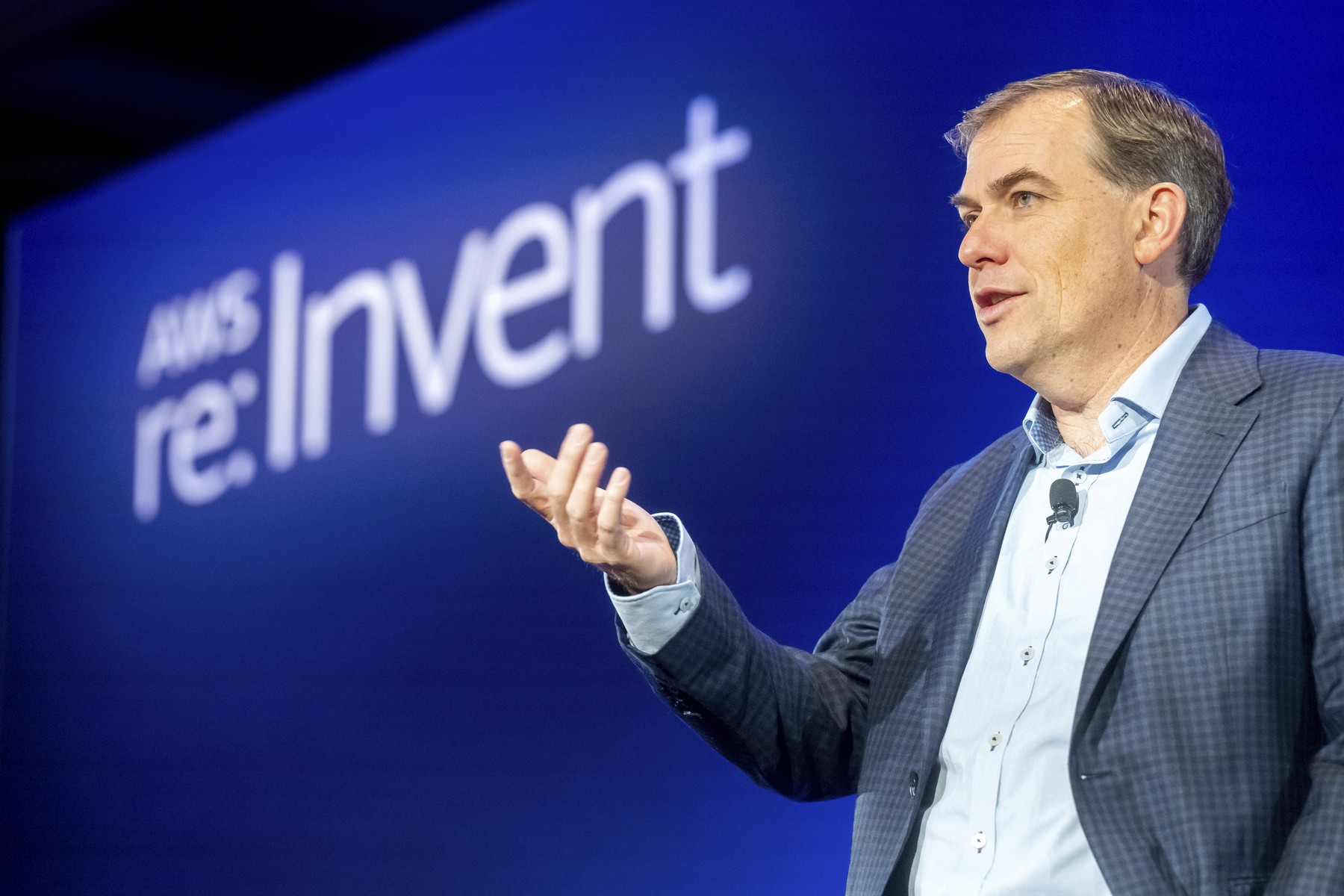 Șeful AWS, reacție dură: Inteligența artificială nu trebuie să înlocuiască angajații tineri