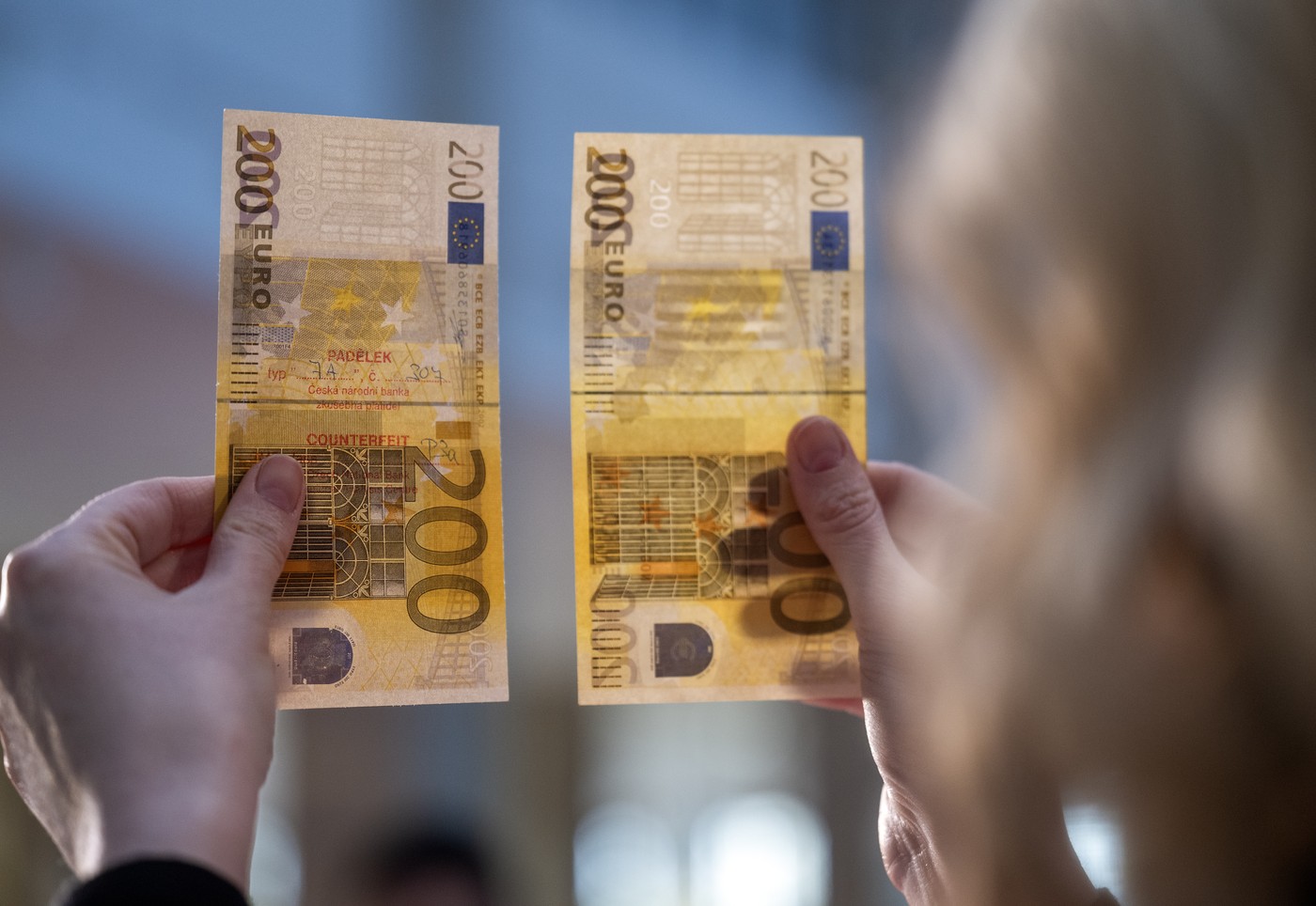 66 de milioane de euro în bancnote false, depistate în Europa: Polițiștii români, lăudați pentru un succes remarcabil