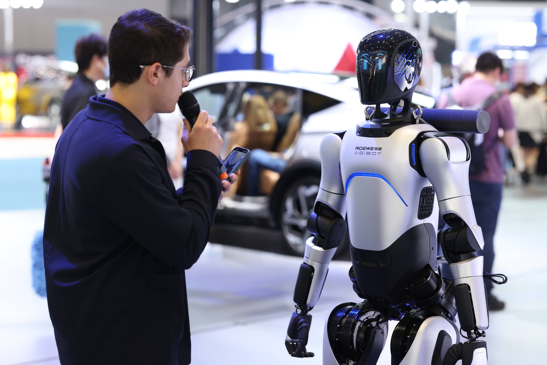 Uluitor! Un robot chinezesc a doborât recordul mondial la mers pe jos!