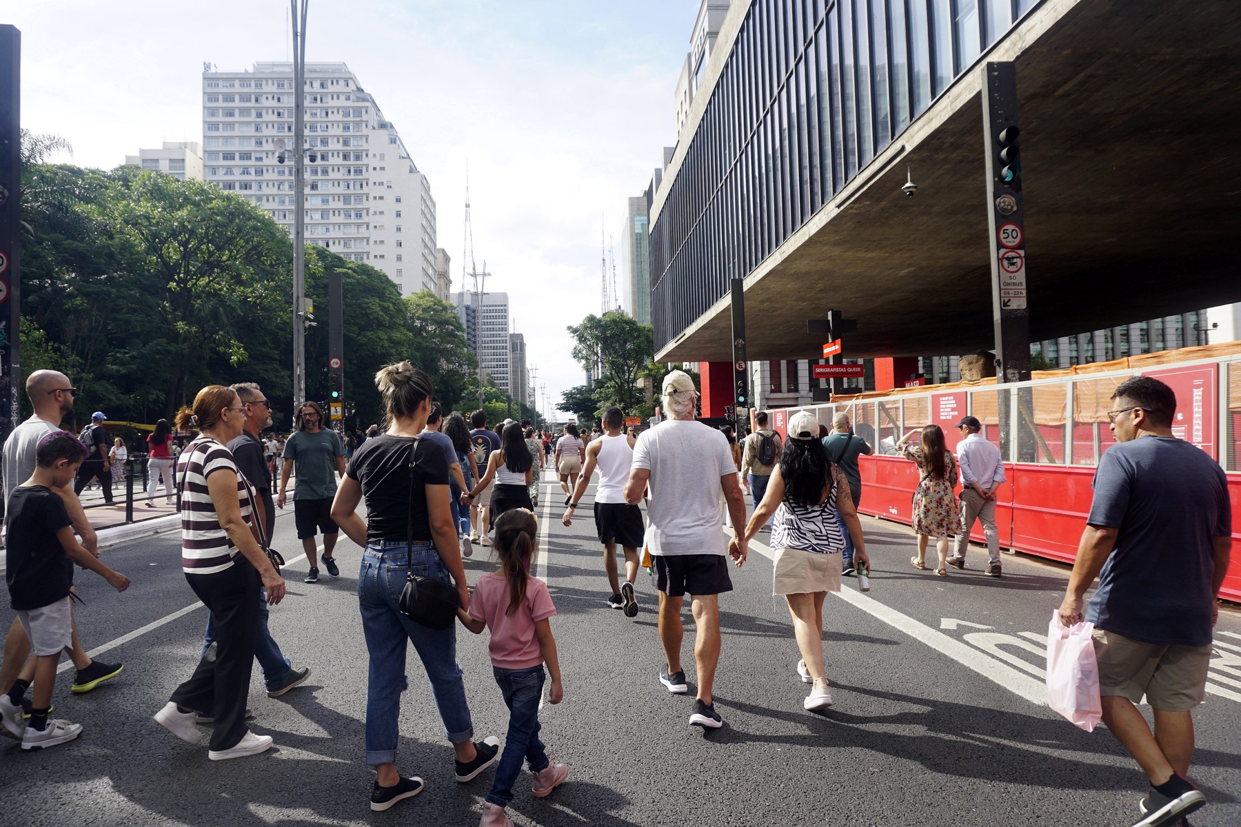 Inteligența Artificială, efect neașteptat: Creștere a angajărilor și reducerea inegalităților