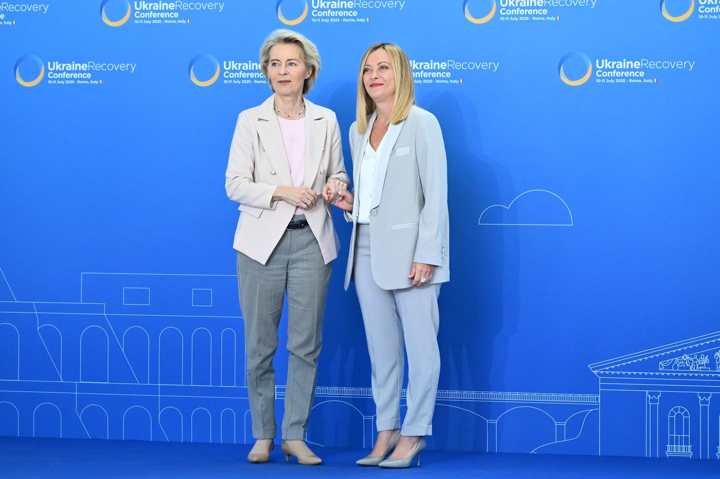 Femeile politician, ținta atacurilor online: Mai expuse decât bărbații la insulte personale