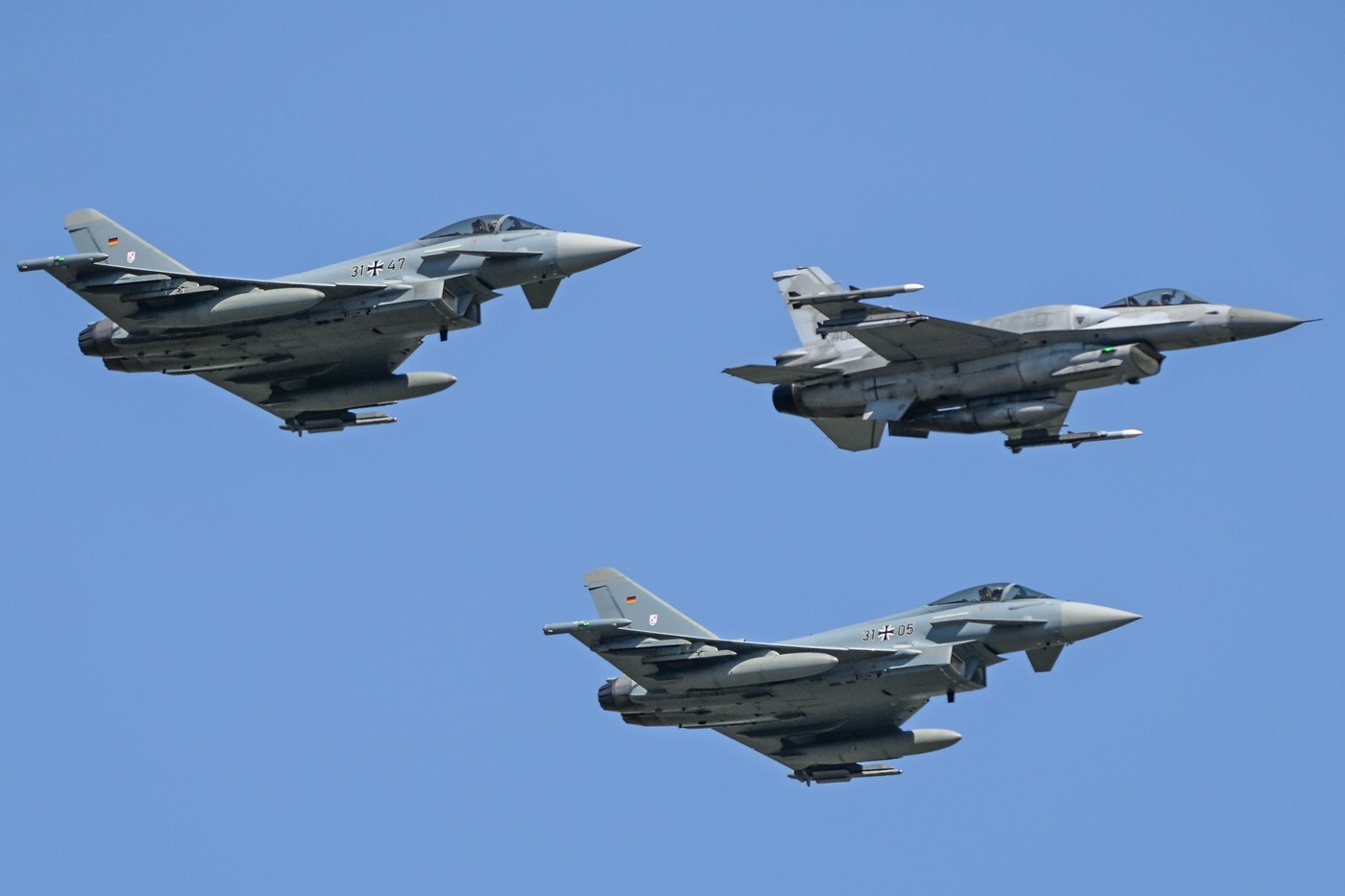 Președintele Cehiei cere NATO să răspundă militar încălcărilor Rusiei, inclusiv prin doborârea avioanelor