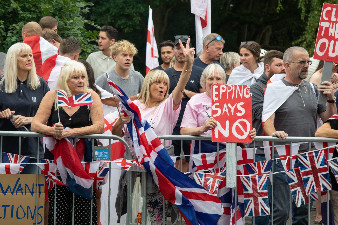 Proteste anti-migranți continuă în Marea Britanie: Tensiuni crescute și intervenții ale poliției