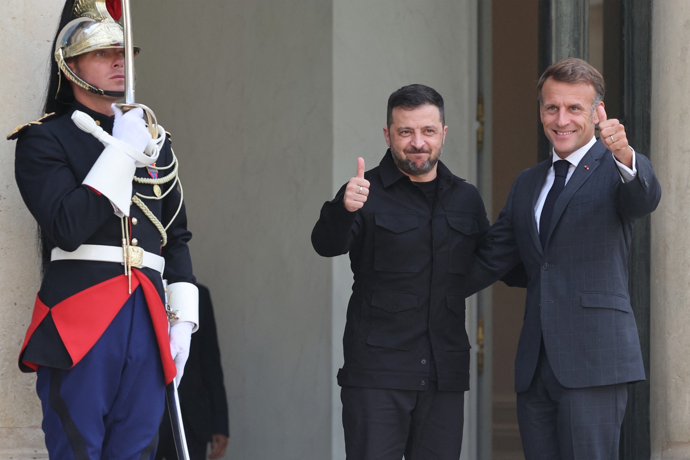 Zelenski, pesimist la Paris: Rusia nu dă semne că vrea pace. Ce promisiuni a făcut Macron