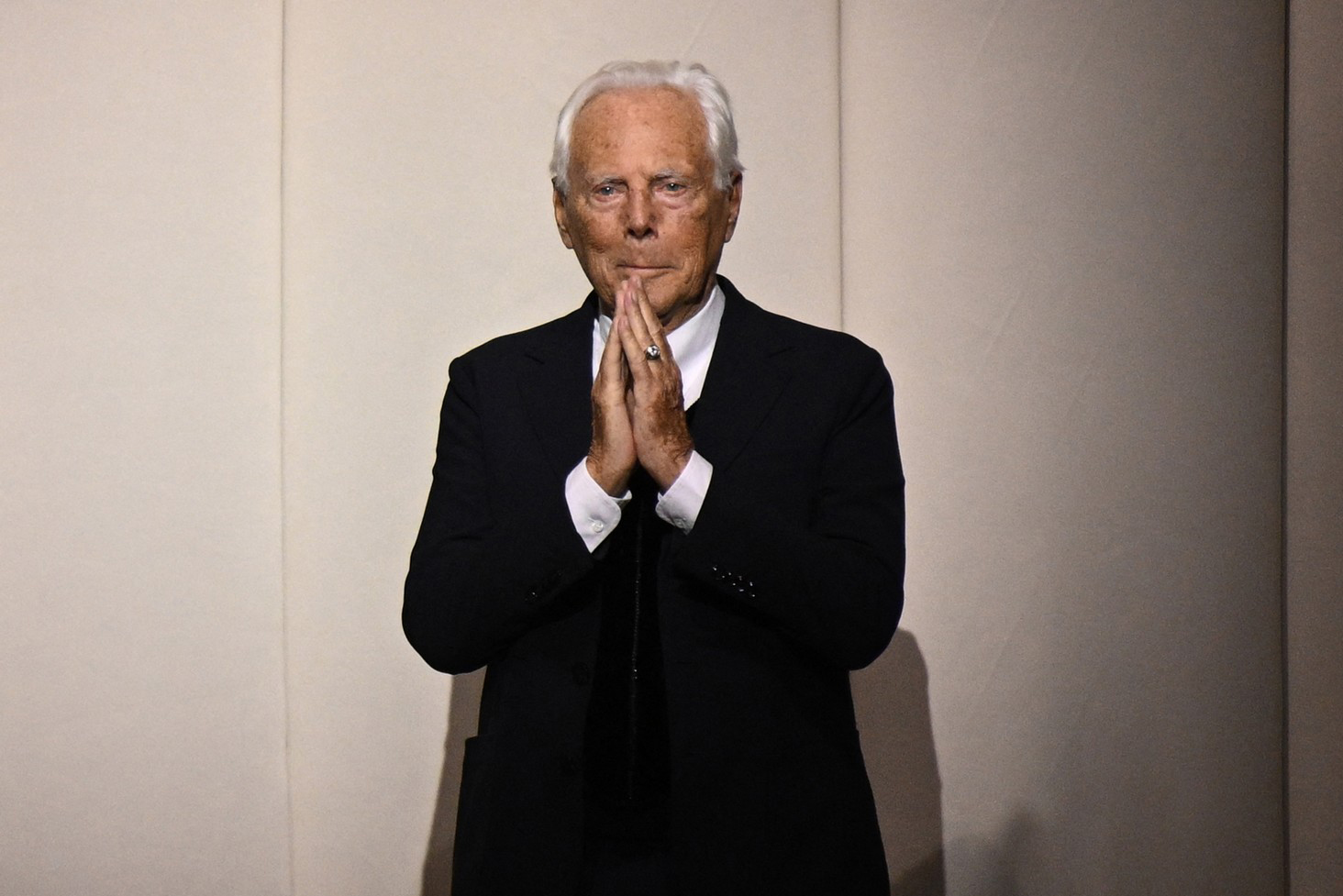 Căutările de haine Armani, explozie după moartea creatorului de modă