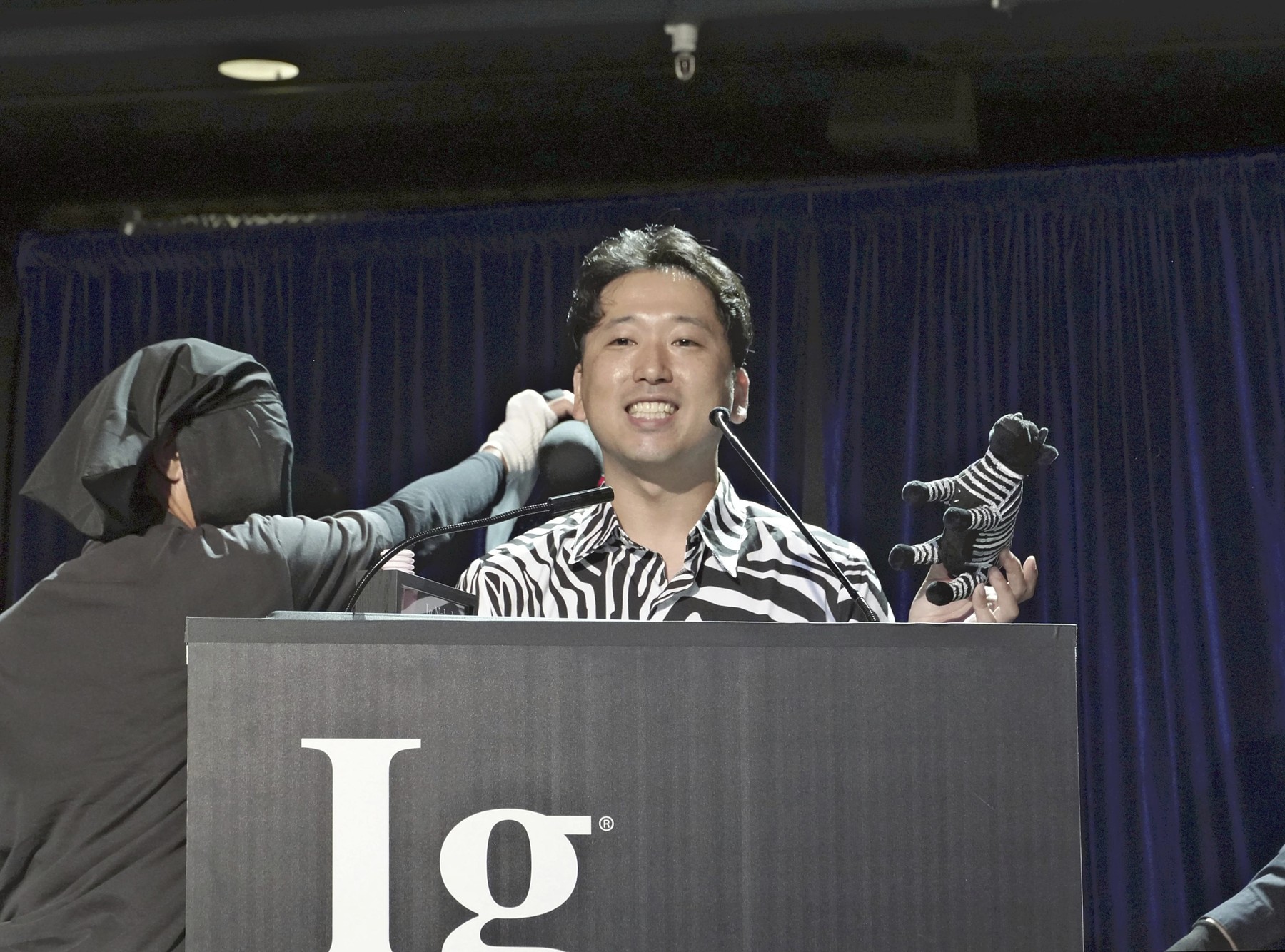 Studii bizare premiate la Ig Nobel: Șopârle gurmande și alcool pentru limbi străine