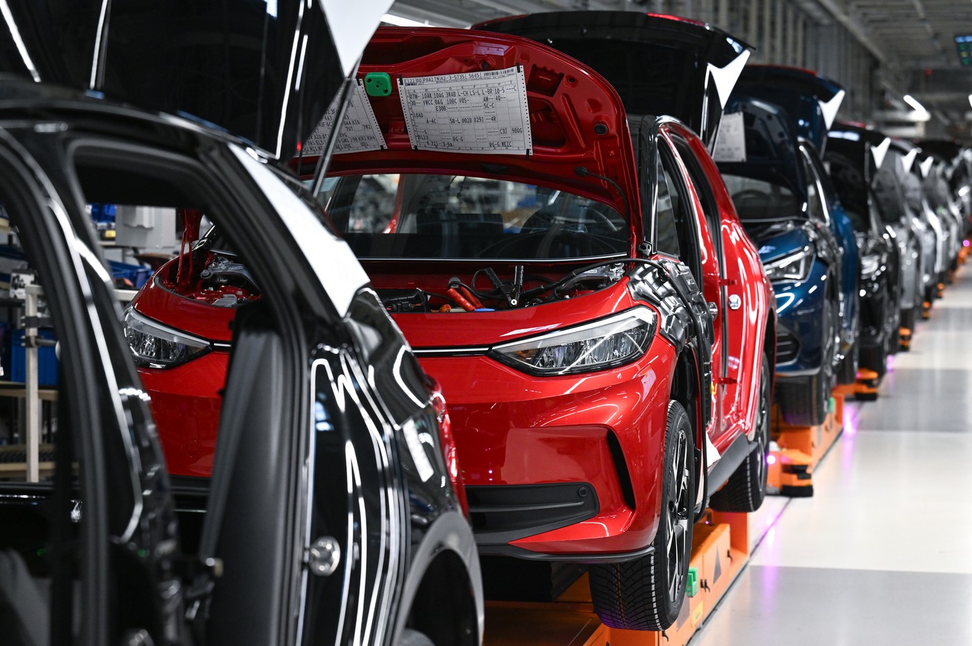 Volkswagen recheamă în service peste 70.000 de mașini electrice din cauza unor baterii defecte