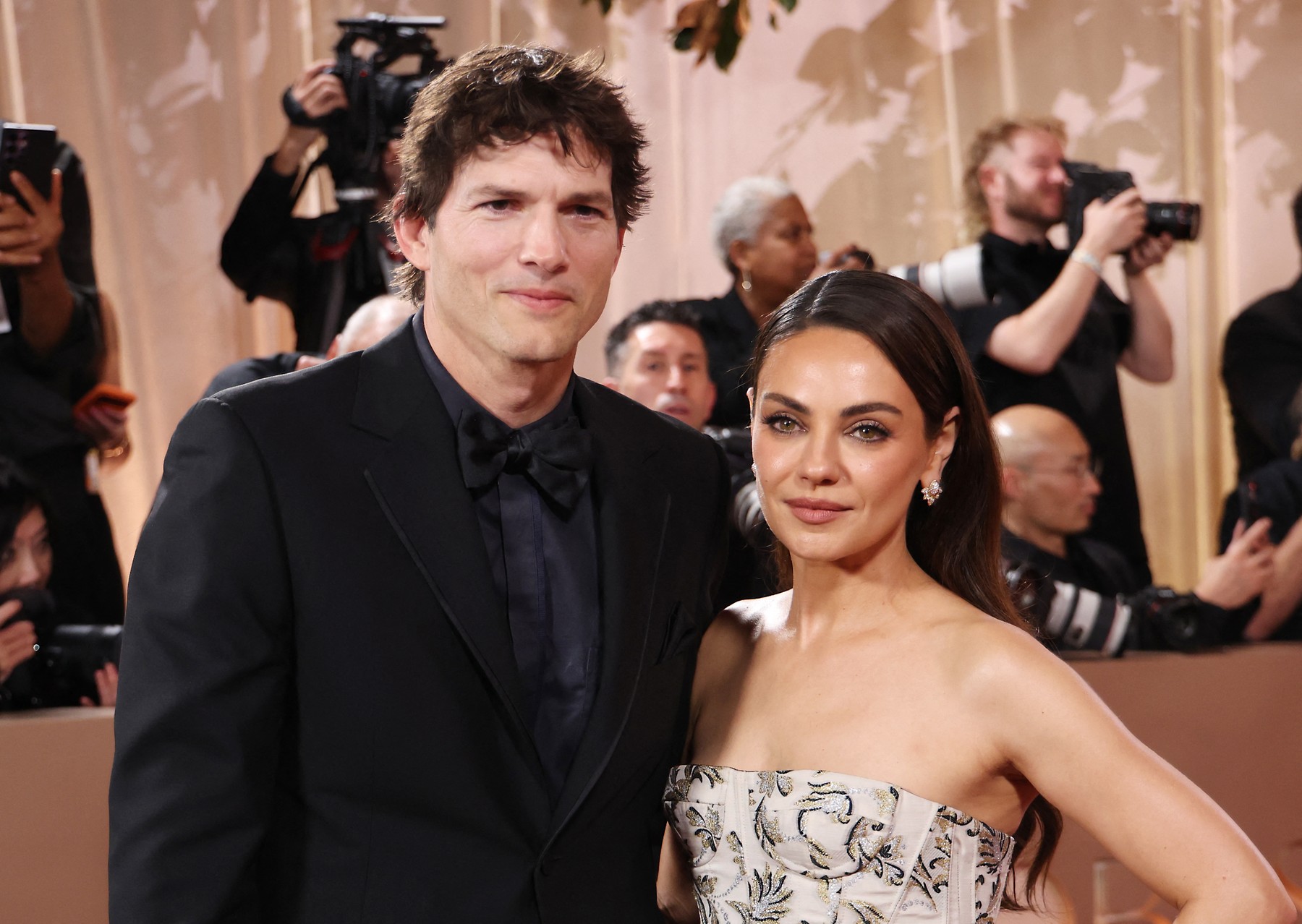 Mila Kunis a dezvăluit de ce căsătoria cu Ashton Kutcher e atât de ușoară: „El m-a cunoscut prin toate acele etape”