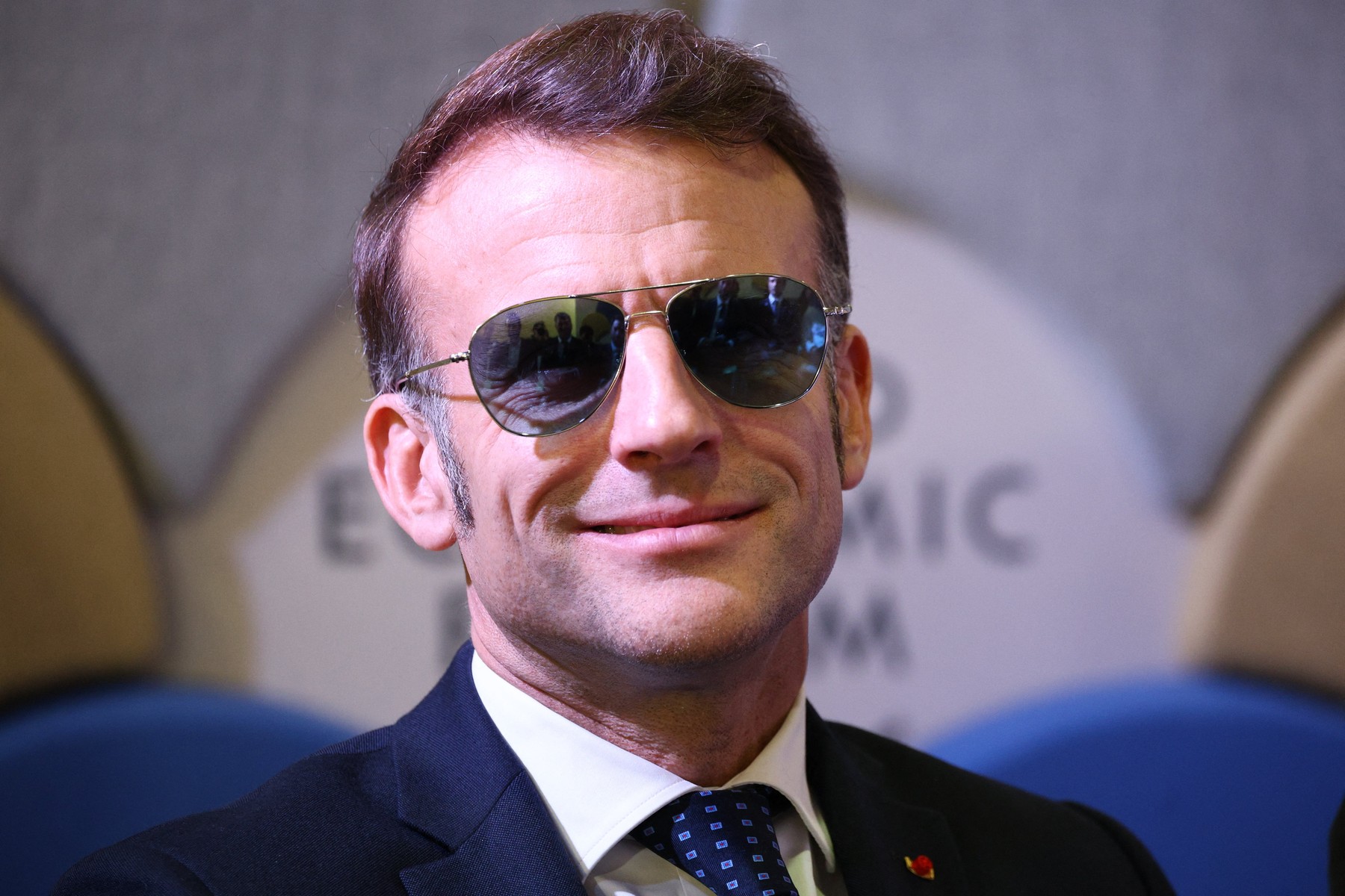 După un pictorial pe jet-ski, Emmanuel Macron este pus la zid. „Când țara arde, președintele se distrează”