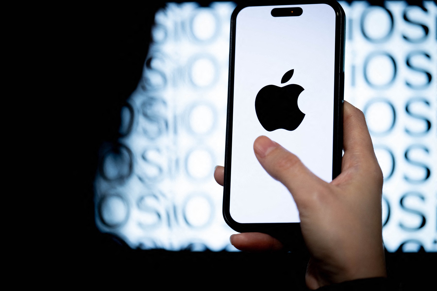 Apple a lansat noul Siri AI: Europenii, lăsați pe dinafară