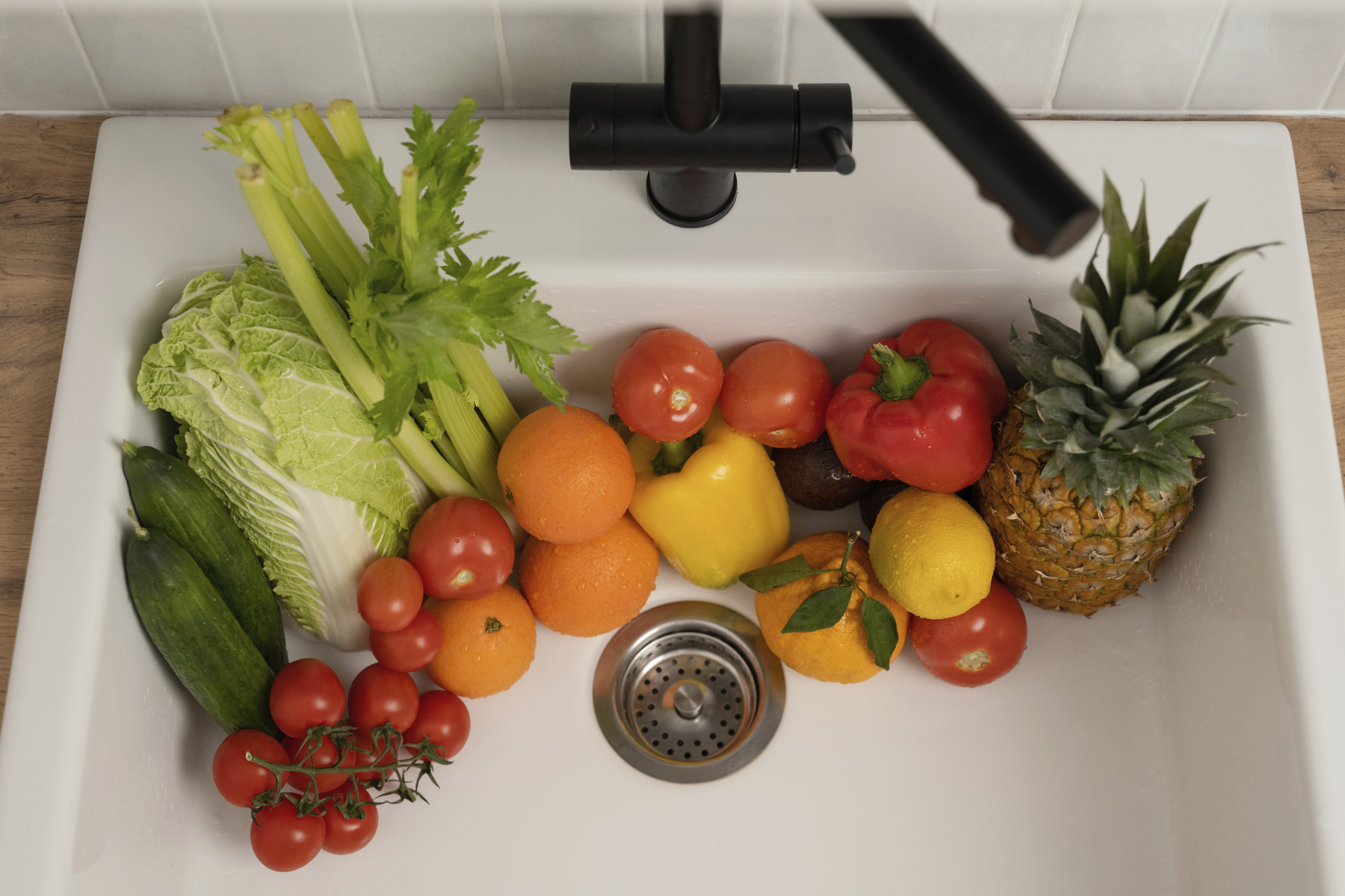 Metoda inedită de spălare a fructelor și legumelor, descoperită de cercetătorii de la Universitatea Cornell