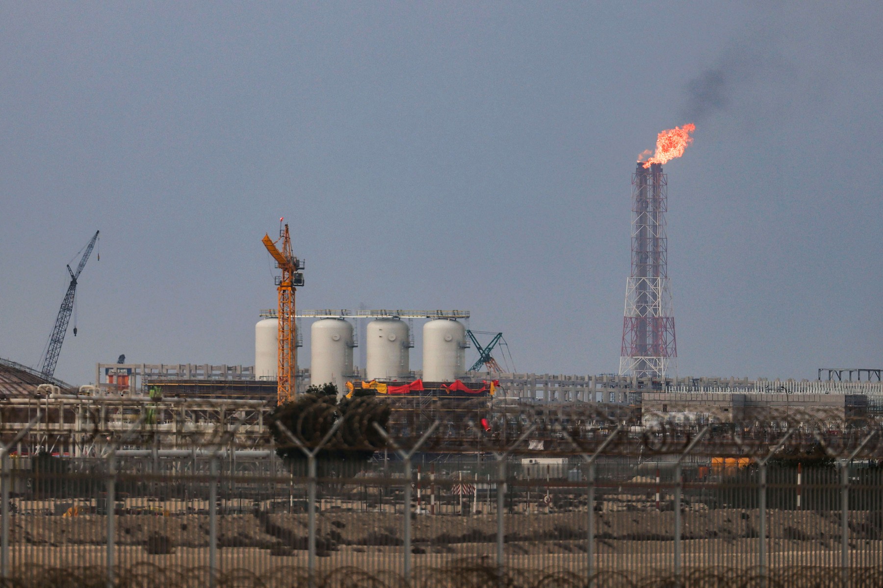 Explozie uriașă la terminalul prin care Qatarul își exportă gazele naturale lichefiate: 54 de răniți și 18 persoane date dispărute