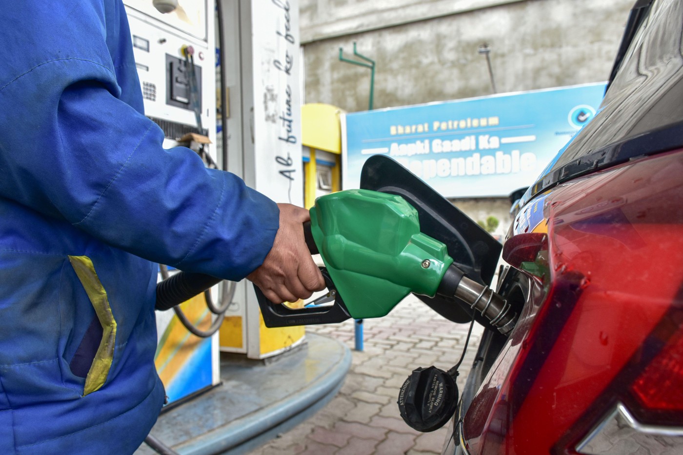 Petrolul depășește 100 de dolari pe baril: Iranul avertizează că prețul ar putea ajunge la 200 de dolari