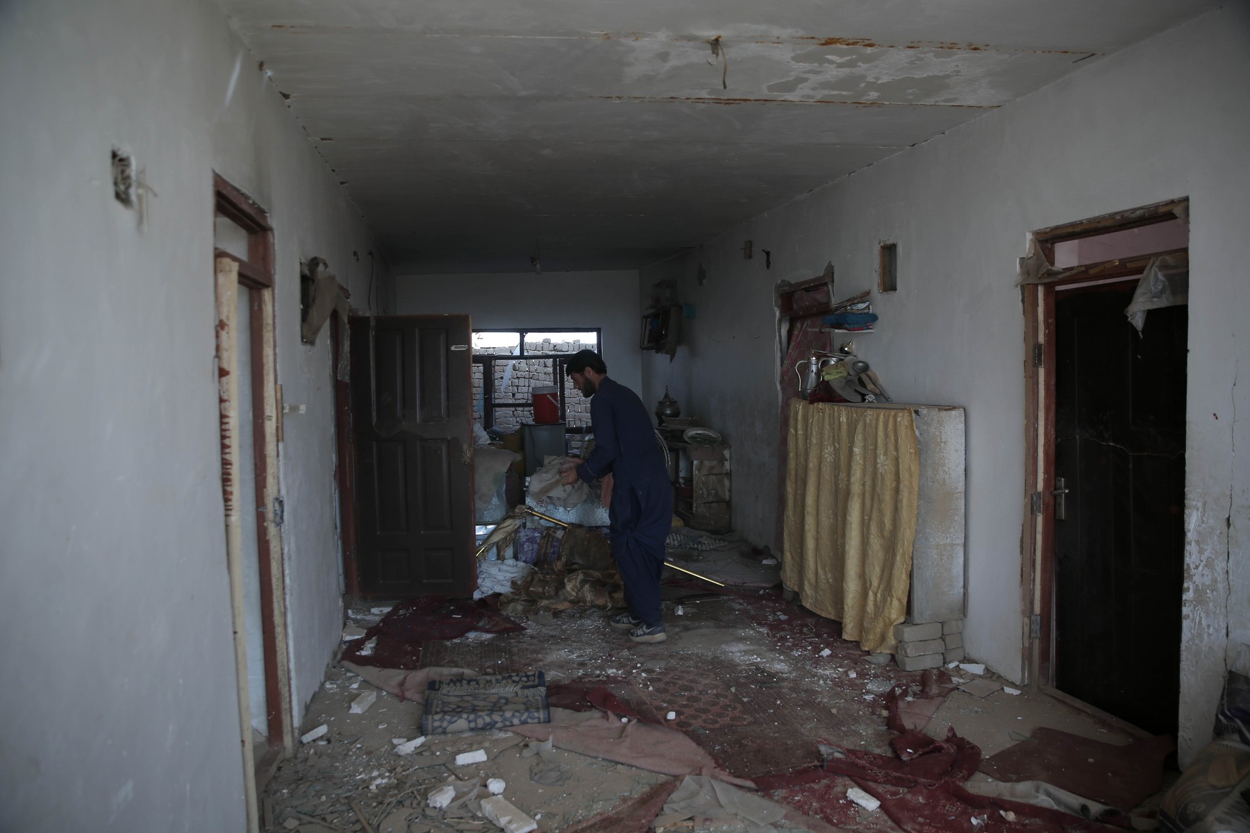 Masacru la Kabul: Sute de morți într-un atac aerian asupra unui spital, susțin talibanii