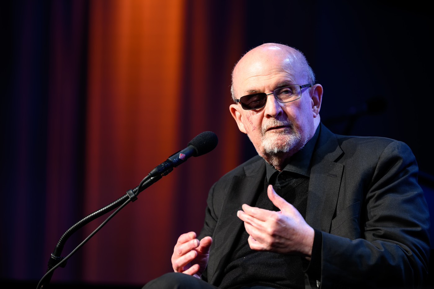 Salman Rushdie numește lucrul pe care inteligența artificială nu poate să îl facă: „Niciunul. Zero”