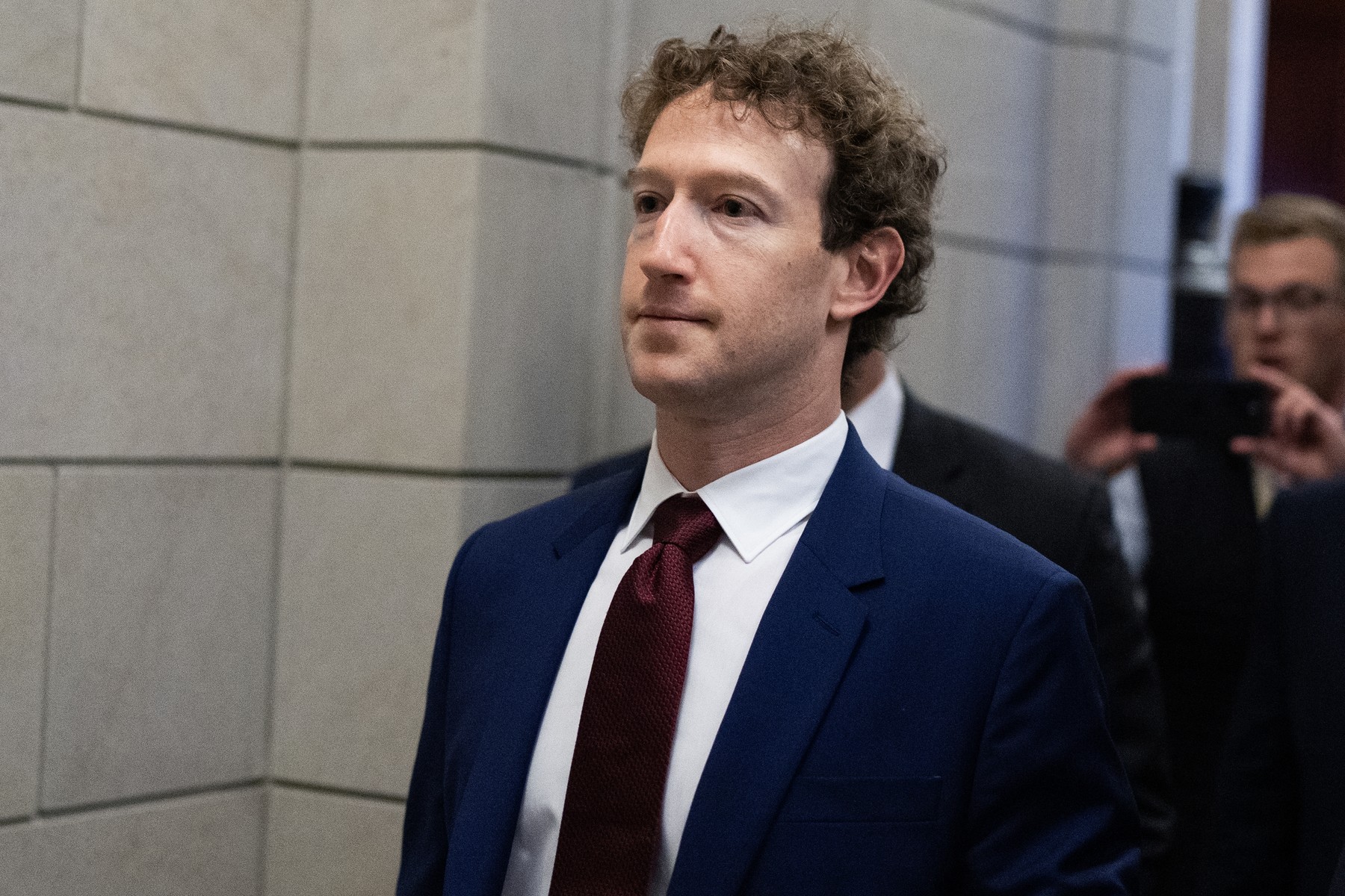 Meta, mișcare surprinzătoare: Mark Zuckerberg va fi înlocuit de o versiune AI pentru discuțiile cu angajații