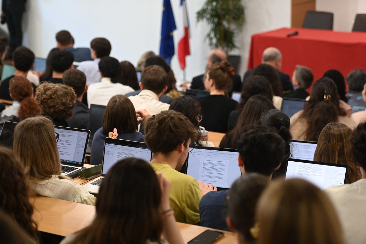 Franța, taxe școlare majorate drastic pentru studenții străini: Ce se schimbă din 2026