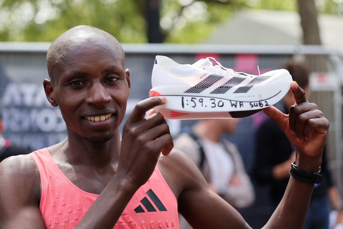 Atletul kenyan Sabastian Sawe, primul om care a alergat maratonul sub două ore