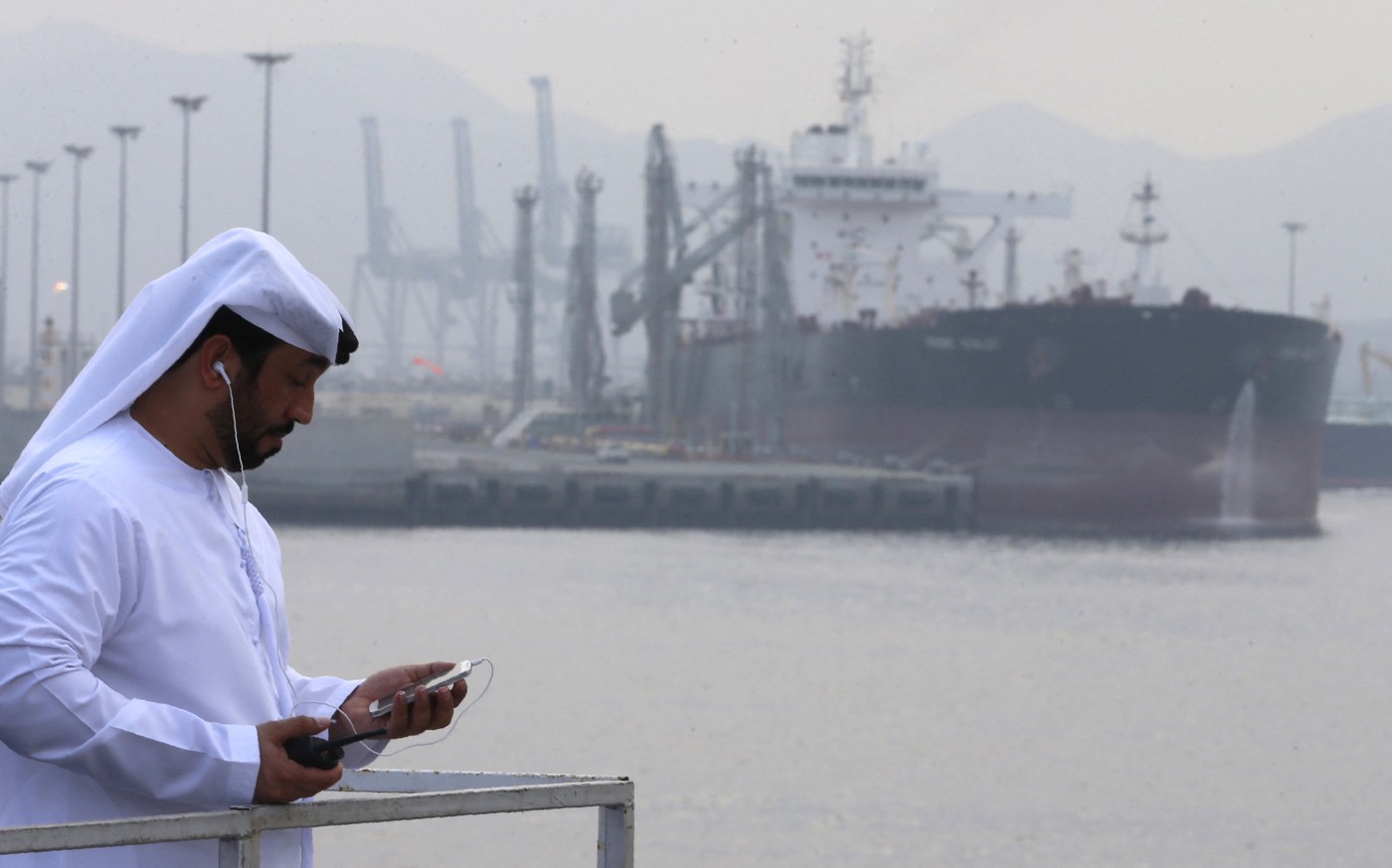 Un nou port în Dubai, coridoare feroviare în Arabia Saudită. Care sunt planurile monarhiilor din Golf pentru a ocoli blocada Strâmtorii Ormuz