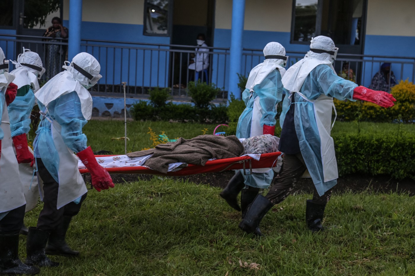 Ebola face ravagii în Africa Centrală: Aproape 500 de cazuri confirmate, OMS avertizează