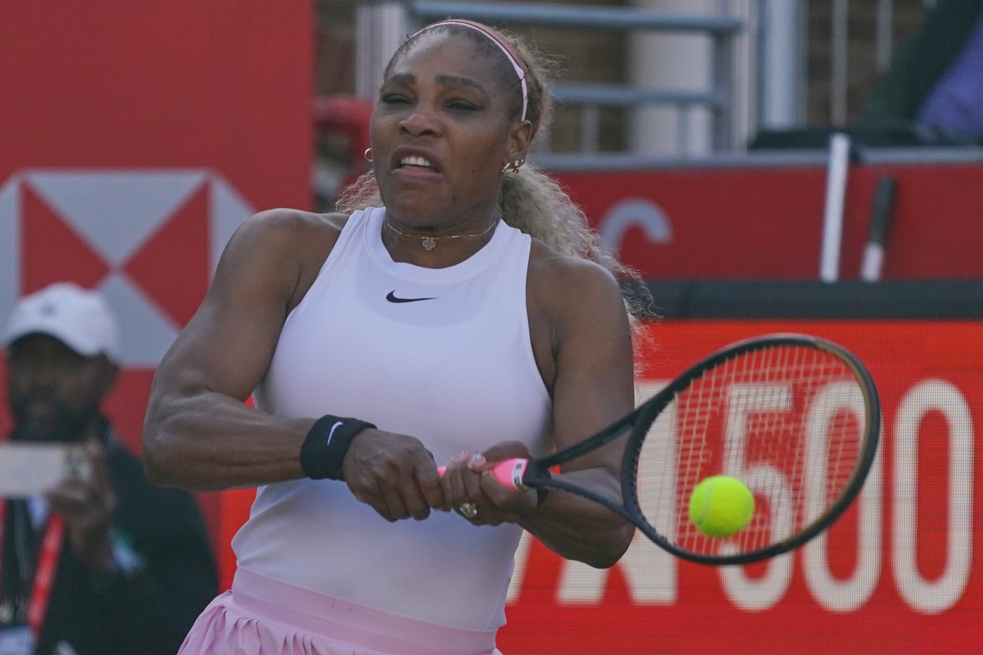 Serena Williams, revenire pe teren după patru ani: Victorie la dublu la Queen’s