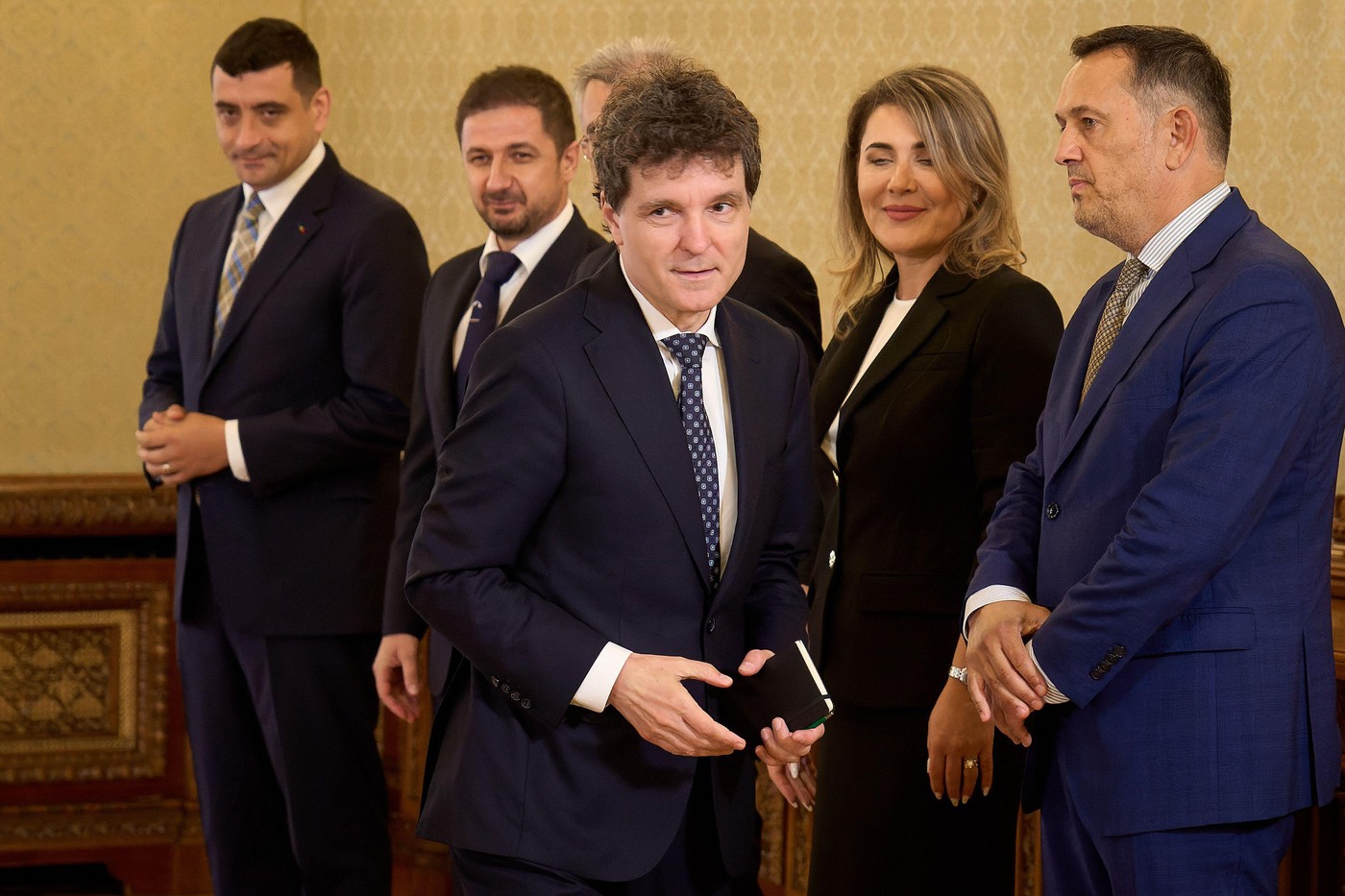 Prima condiție pentru anticipate este îndeplinită, spune un fost președinte al CCR. Când ar putea avea loc alegerile