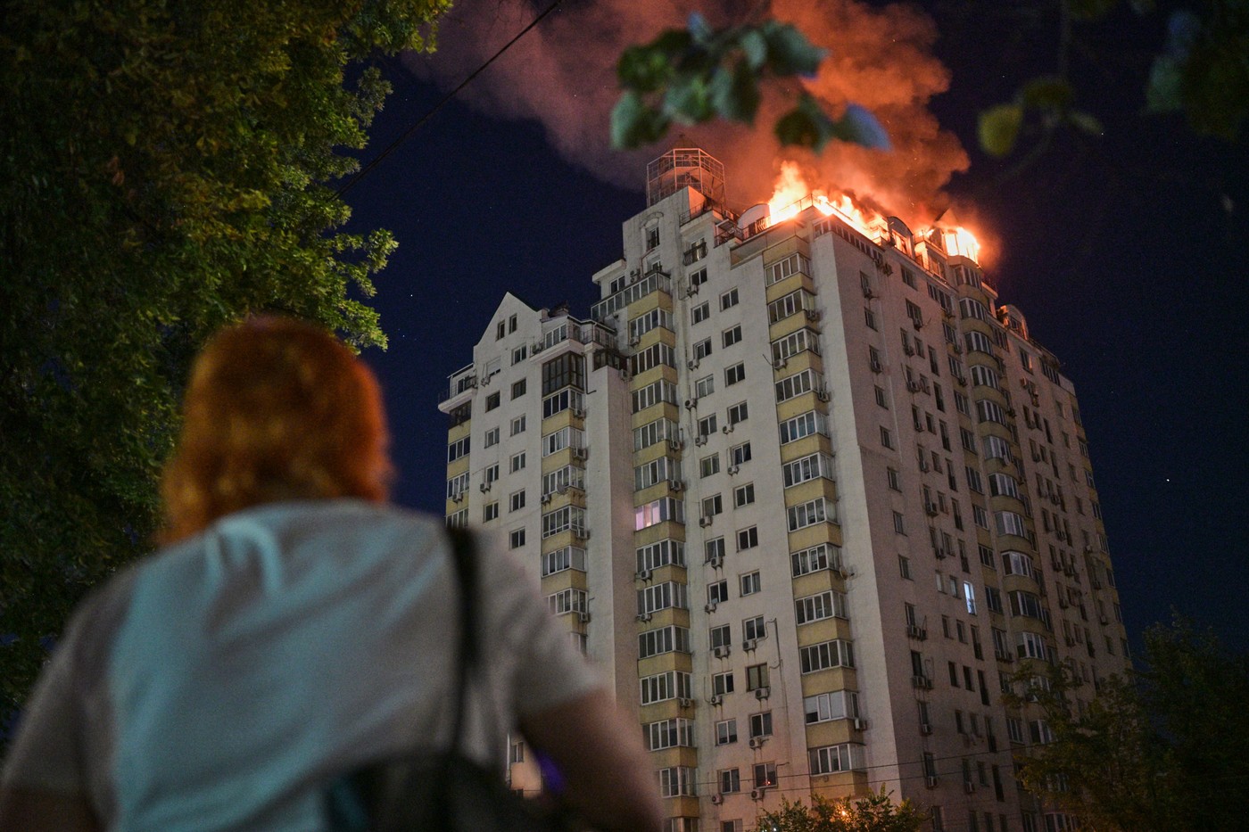 Atac masiv în Kiev după alerta lui Zelenski: Un hotel și mai multe blocuri sunt în flăcări. Cel puțin 8 morți și zeci de răniți