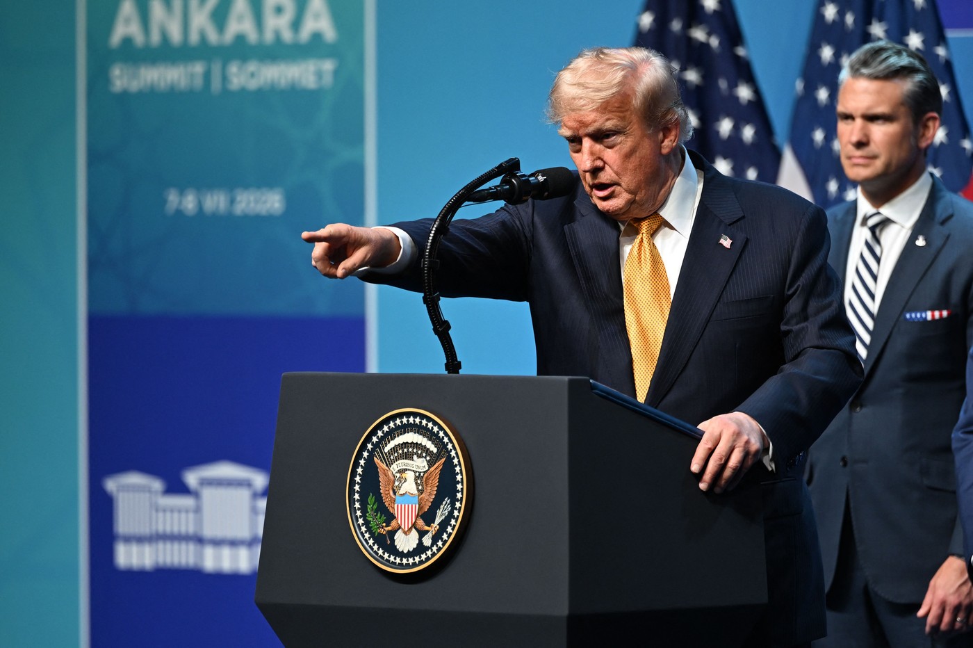Trump readuce de vineri „zidul tarifar”: taxe vamale de 10% și 12,5% pentru șaizeci de țări