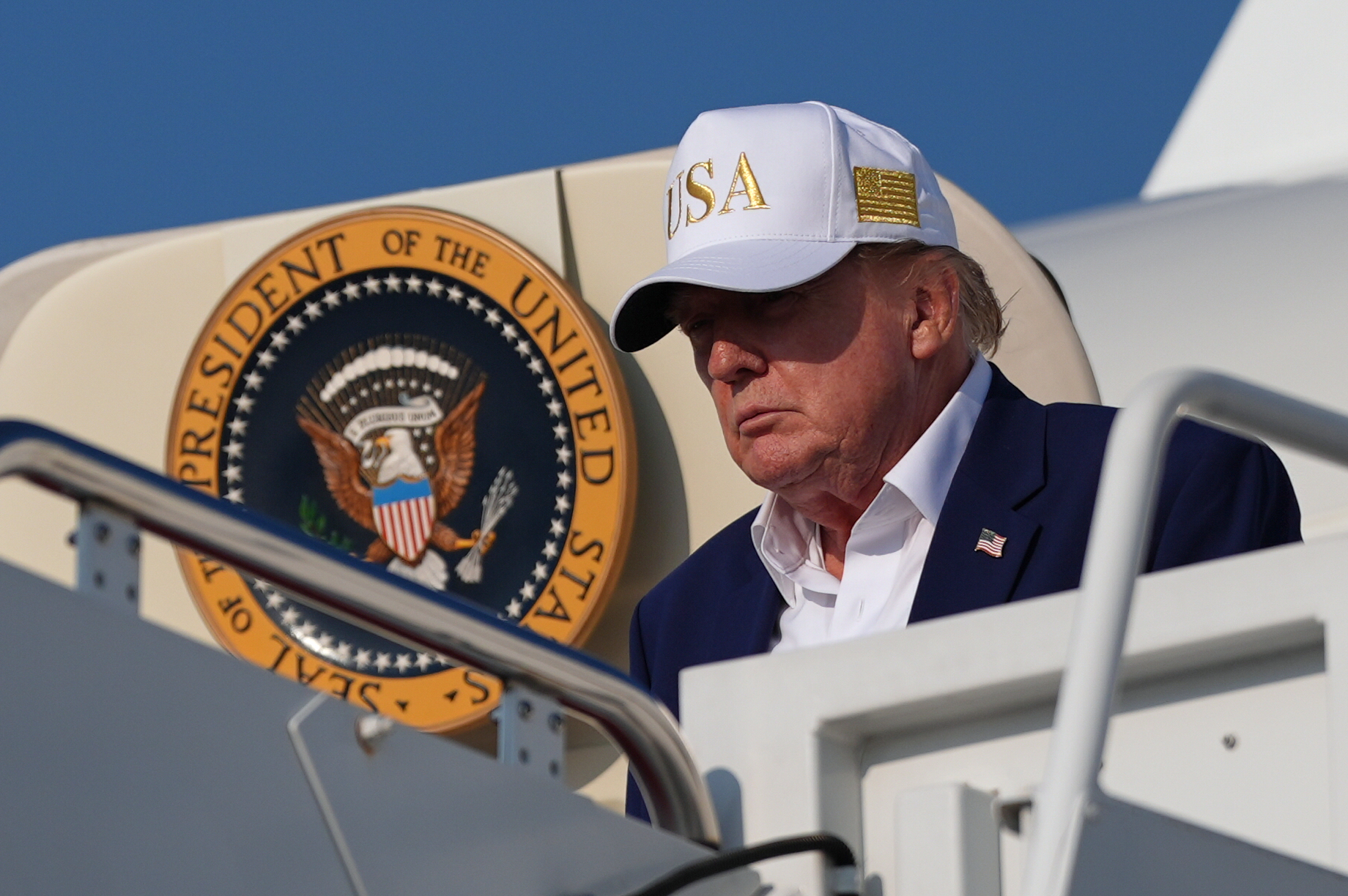 Trump: Peste 1.000 de mișcări pe piața bursieră într-o lună. Ce a cumpărat și ce a vândut