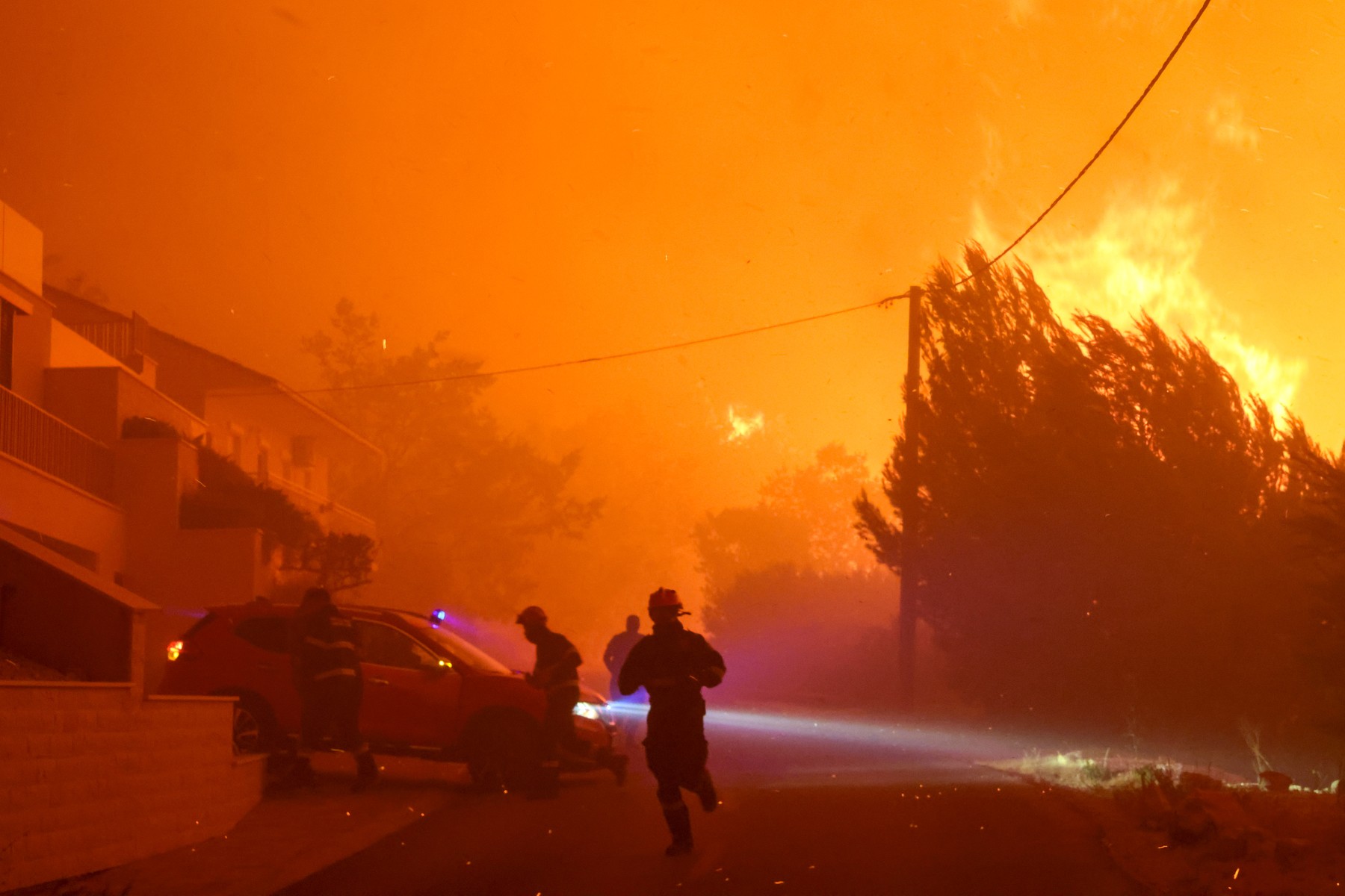 VIDEO Incendiu violent într-un orășel turistic din Croația. Zeci de persoane au fost rănite și 1.000 evacuate