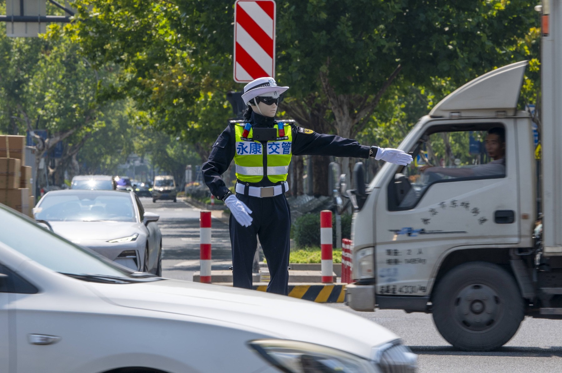 VIDEO Roboții polițiști care dirijează traficul au devenit realitate în China