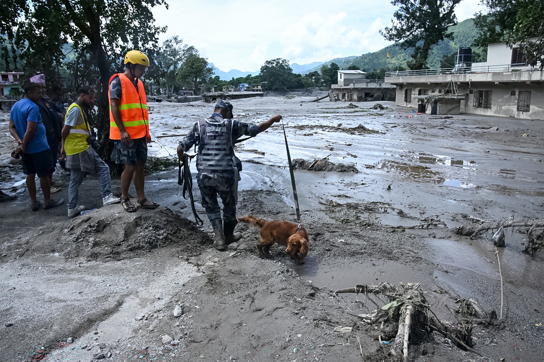 Nepalul refuză ajutorul străin, deși sute de turiști sunt dați dispăruți după inundațiile devastatoare: „Nu avem nevoie”