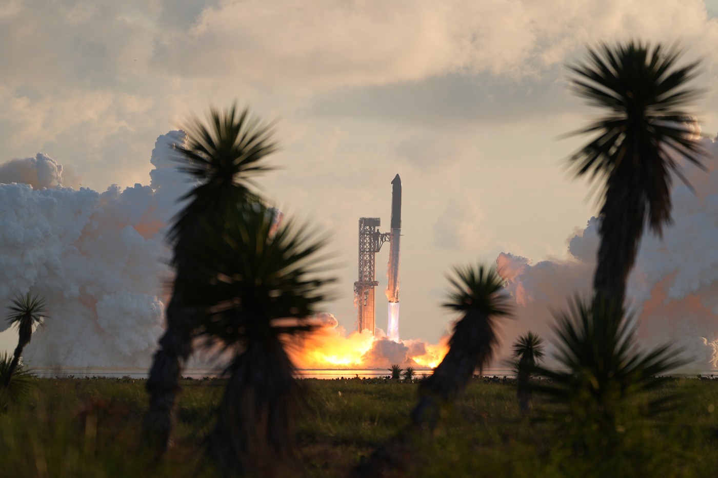 VIDEO Succes uriaș pentru SpaceX: Racheta Starship, înaltă cât o clădire cu 40 de etaje, a ajuns în spațiu pentru prima oară