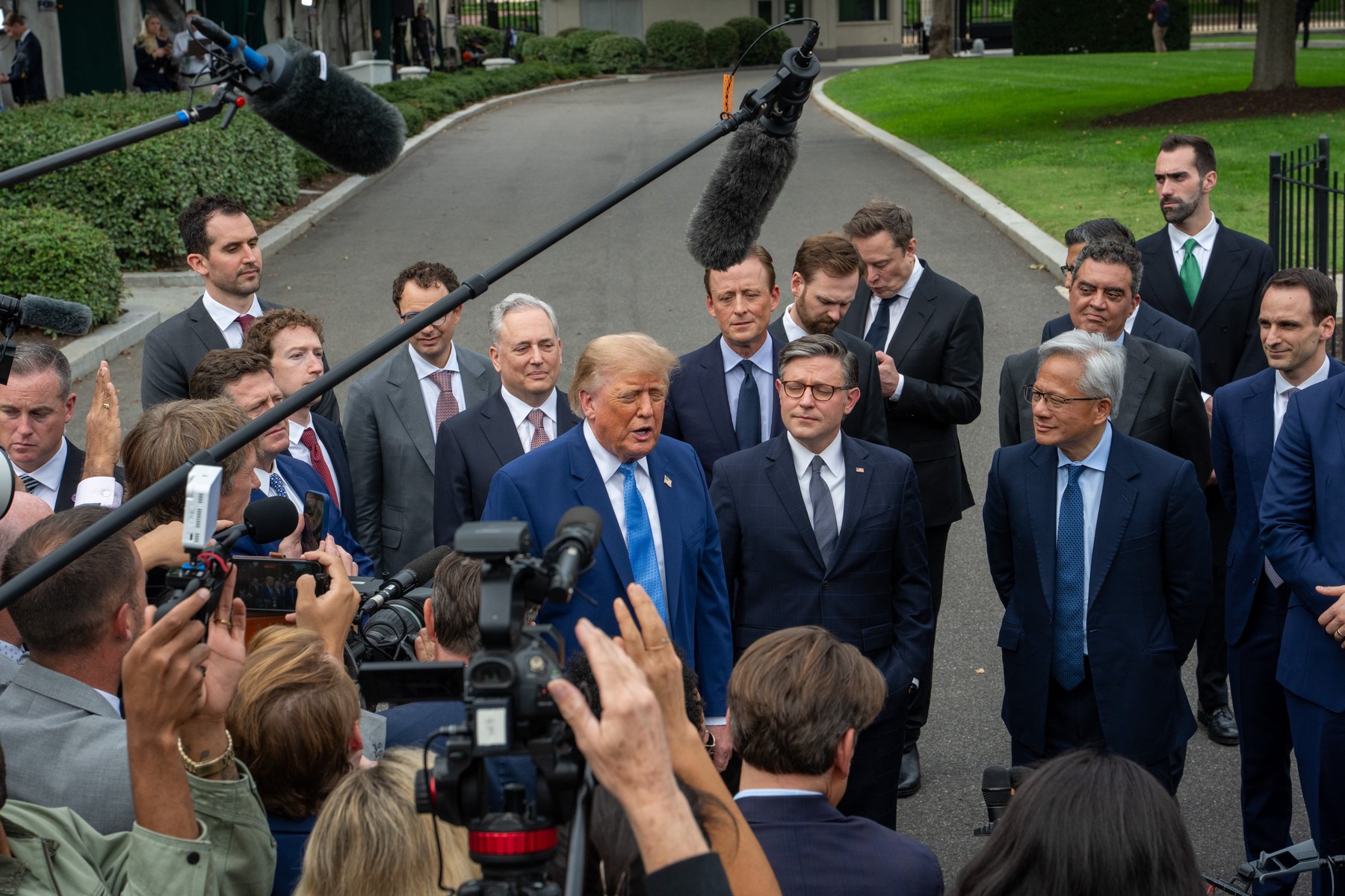 Flancat de cei mai puternici bărbați din Silicon Valley, Donald Trump a anunțat o „Constituție” pentru reglementarea inteligenței artificiale