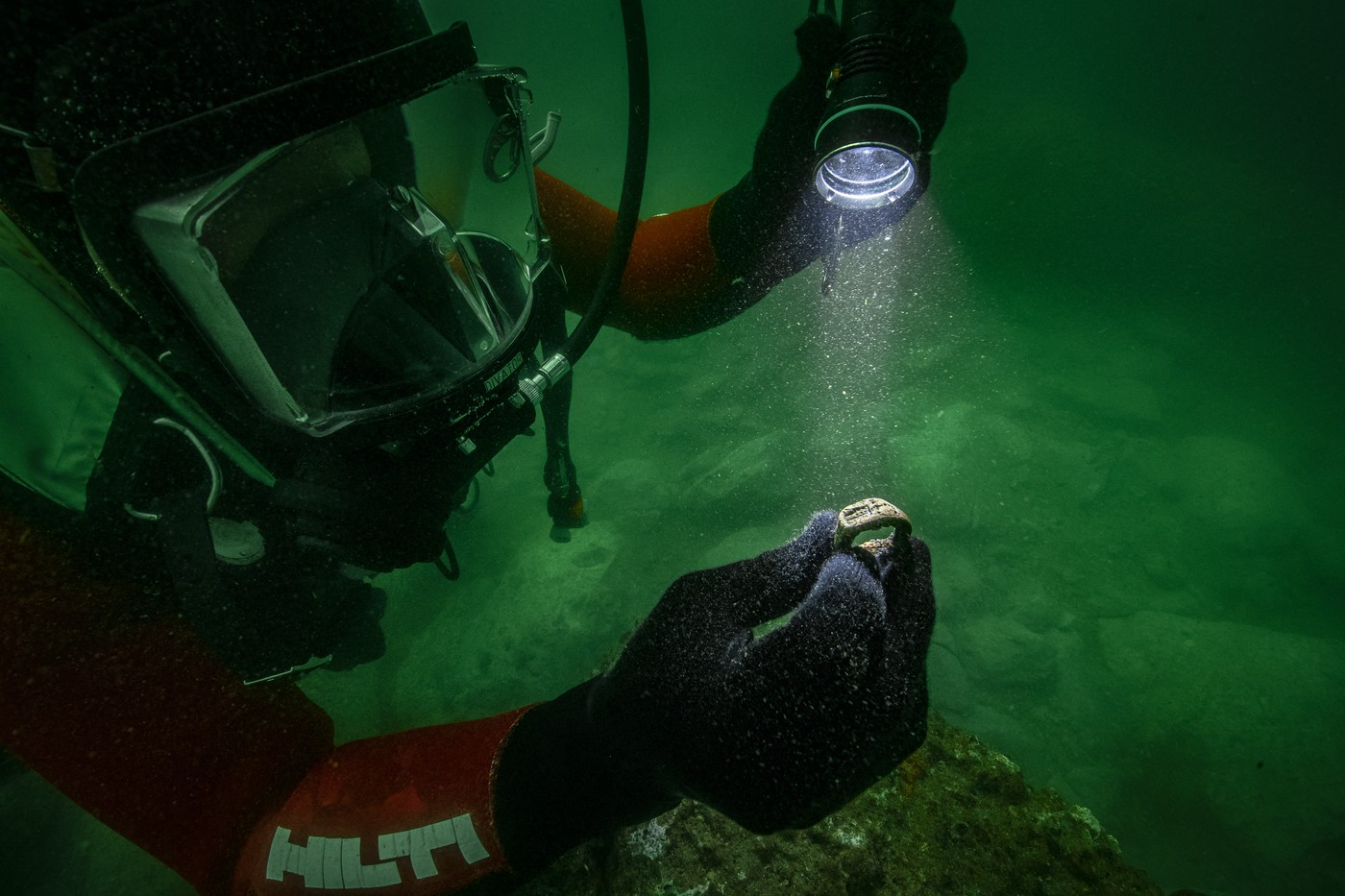 Inelul din bronz descoperit pe o insulă scufundată din Mediterana. Sigiliul său înfăţişează o minune a Antichităţii