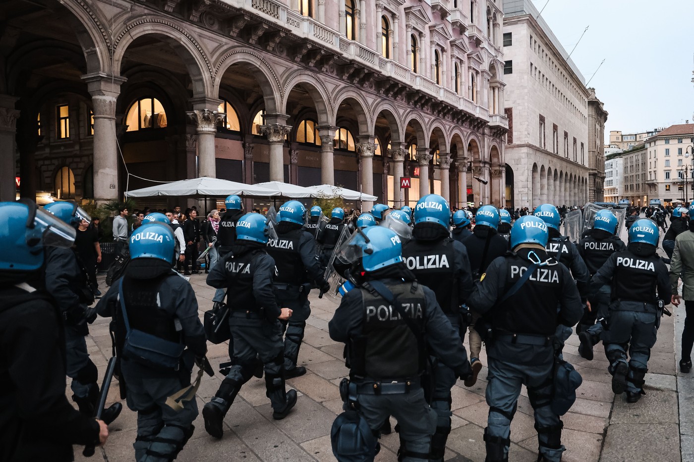 Italia trimite 500 de soldați la Milano după jafurile din weekend. Orașul se pregătește de noi proteste